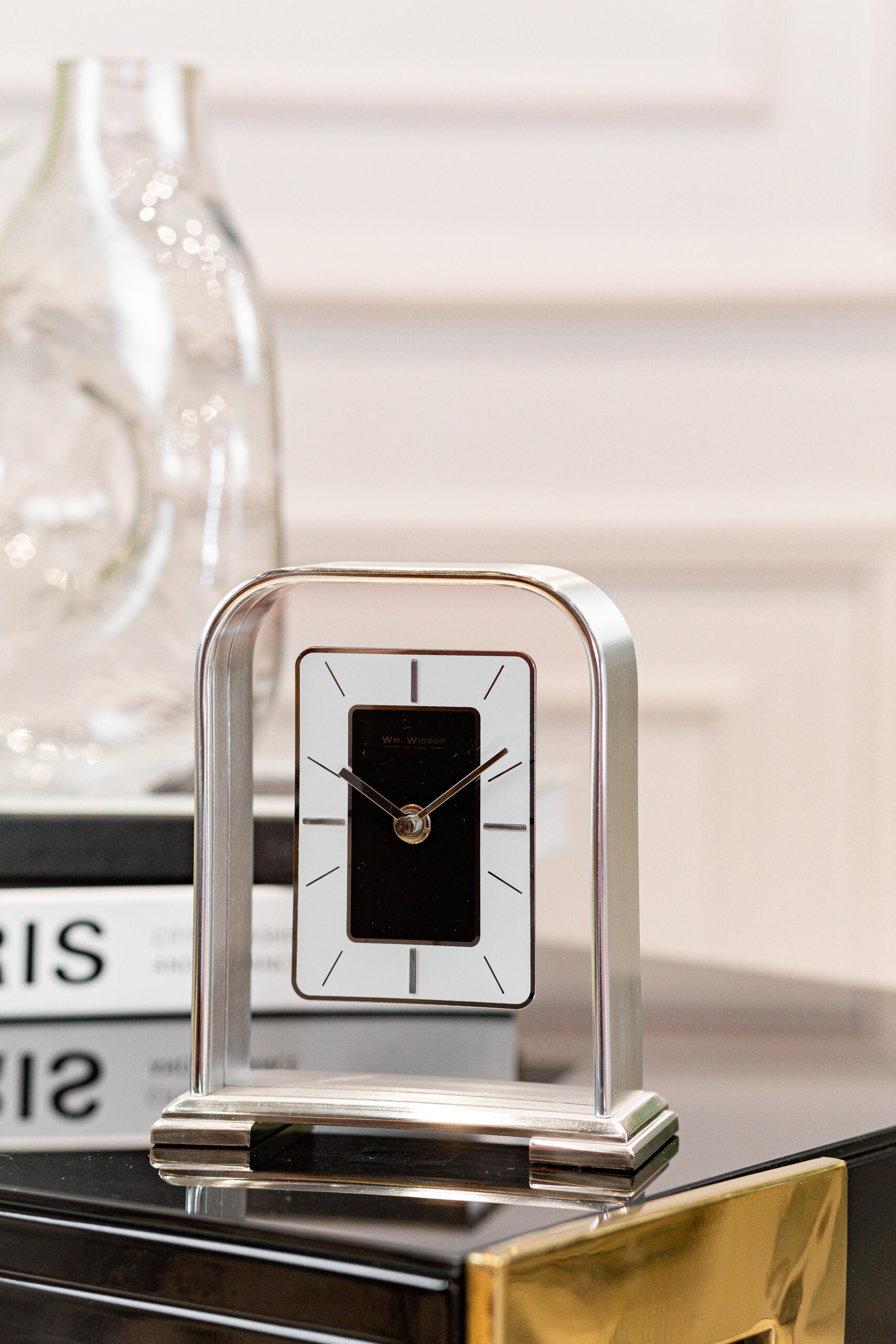 ZEGAR STOJĄCY srebrny metalowy o zaokrąglonych rogach, czarny detal, nowoczesny styl-2 ZEGAR STOJĄCY srebrny metalowy o zaokrąglonych rogach, czarny detal, nowoczesny styl-2