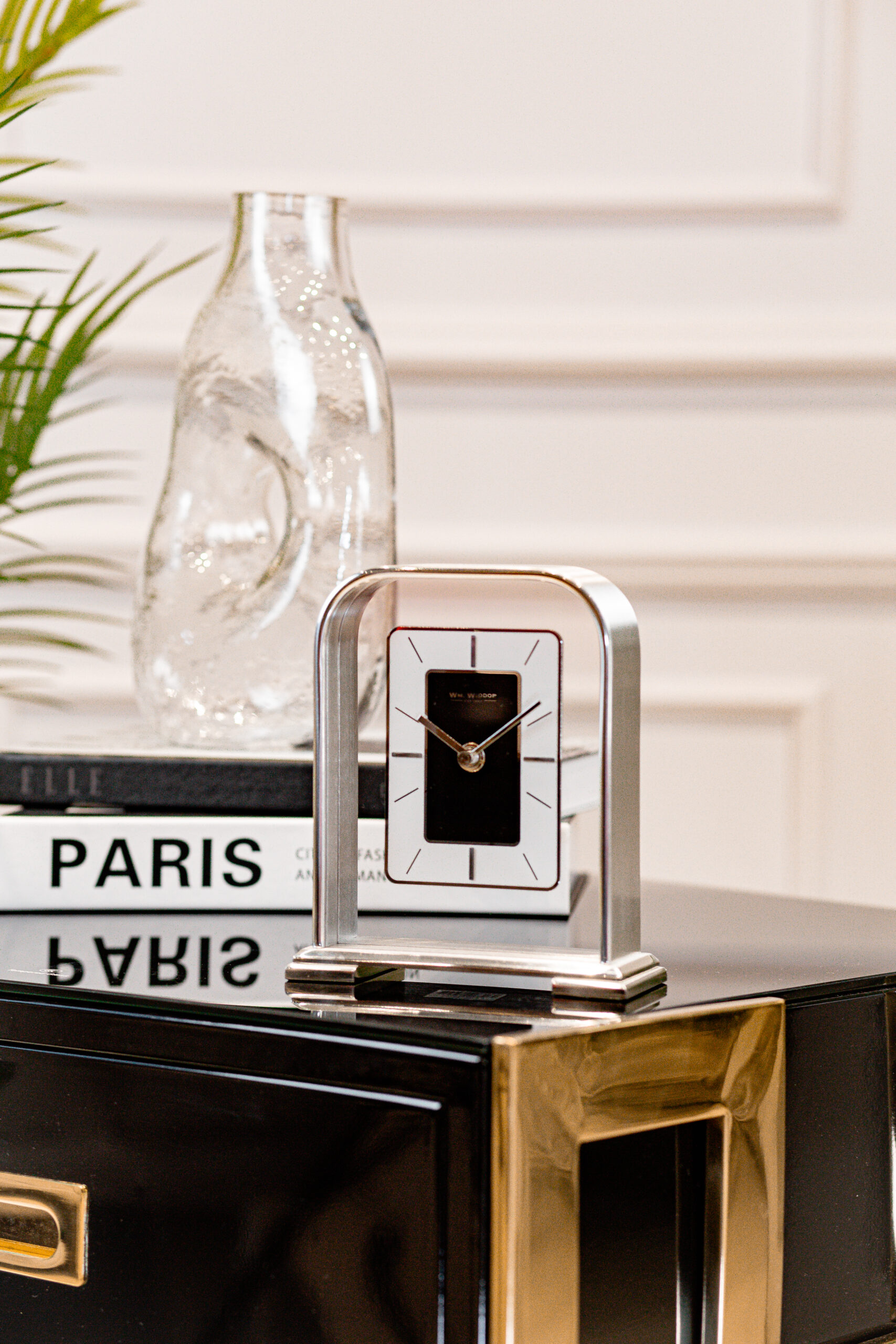 ZEGAR STOJĄCY srebrny metalowy o zaokrąglonych rogach, czarny detal, nowoczesny styl-3 ZEGAR STOJĄCY srebrny metalowy o zaokrąglonych rogach, czarny detal, nowoczesny styl-3