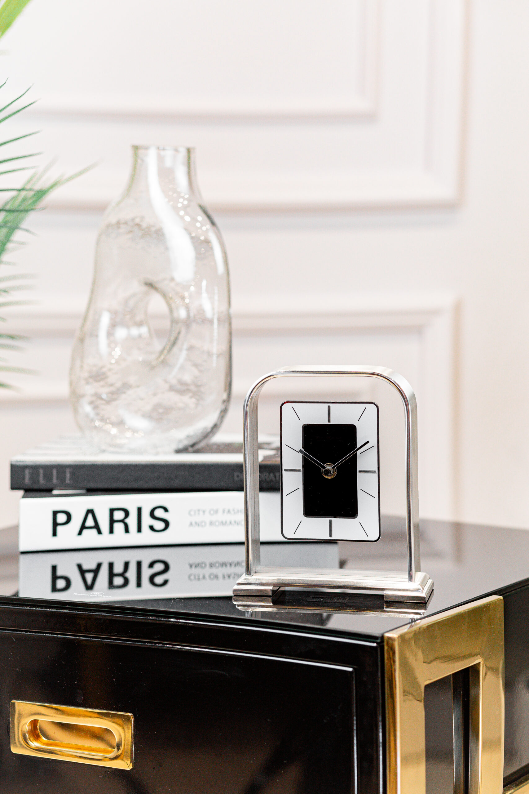 ZEGAR STOJĄCY srebrny metalowy o zaokrąglonych rogach, czarny detal, nowoczesny styl-4 ZEGAR STOJĄCY srebrny metalowy o zaokrąglonych rogach, czarny detal, nowoczesny styl-4