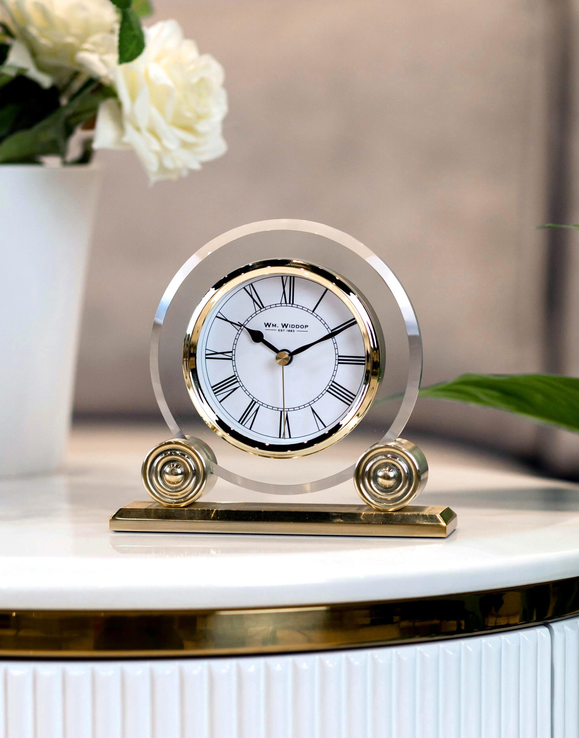 ZEGAR STOJĄCY szklany z metalowymi dodatkami w złotym kolorze, klasyczny wygląd ZEGAR STOJĄCY szklany z metalowymi dodatkami w złotym kolorze, klasyczny wygląd