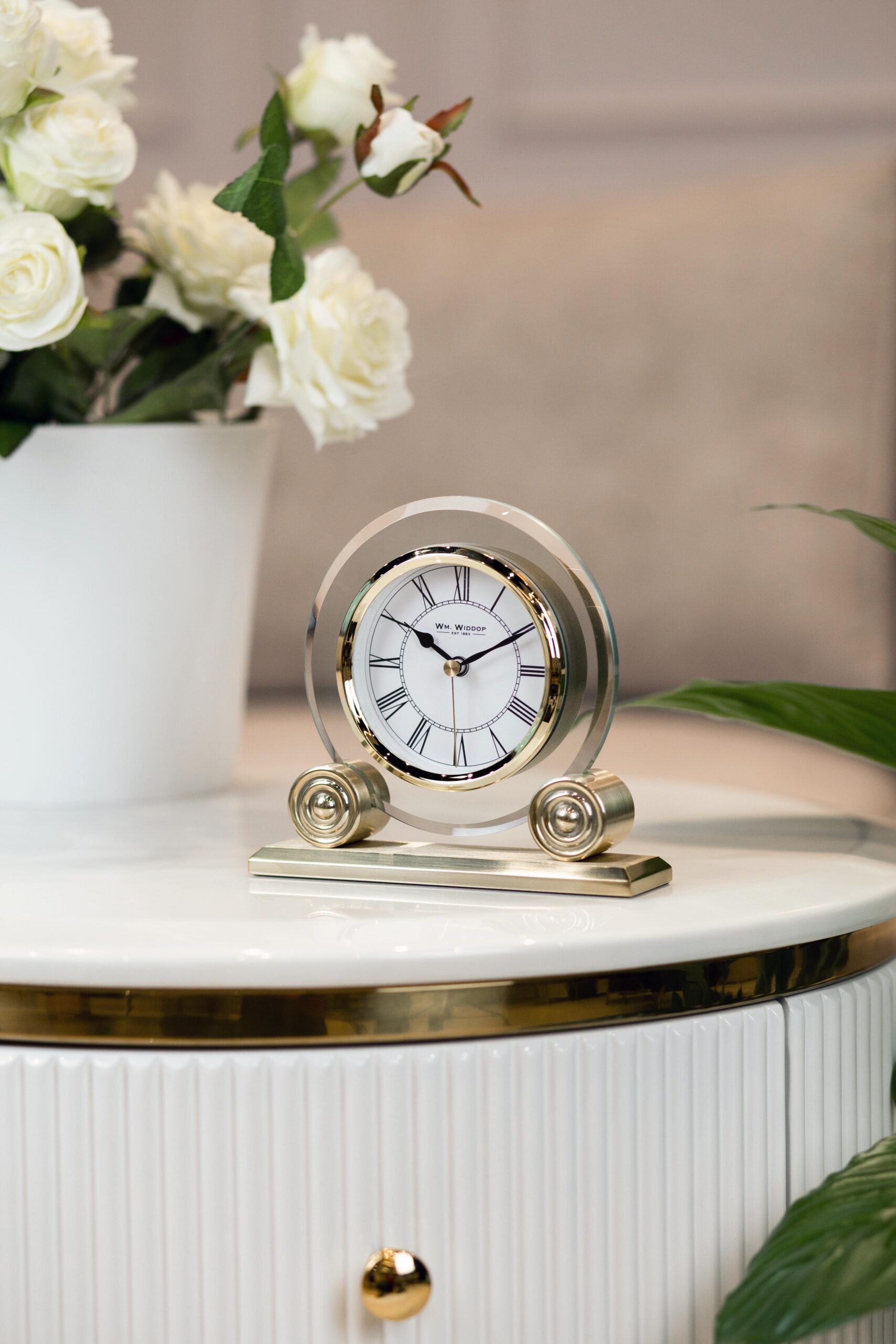 ZEGAR STOJĄCY szklany z metalowymi dodatkami w złotym kolorze, klasyczny wygląd, ekskluzywny ZEGAR STOJĄCY szklany z metalowymi dodatkami w złotym kolorze, klasyczny wygląd, ekskluzywny