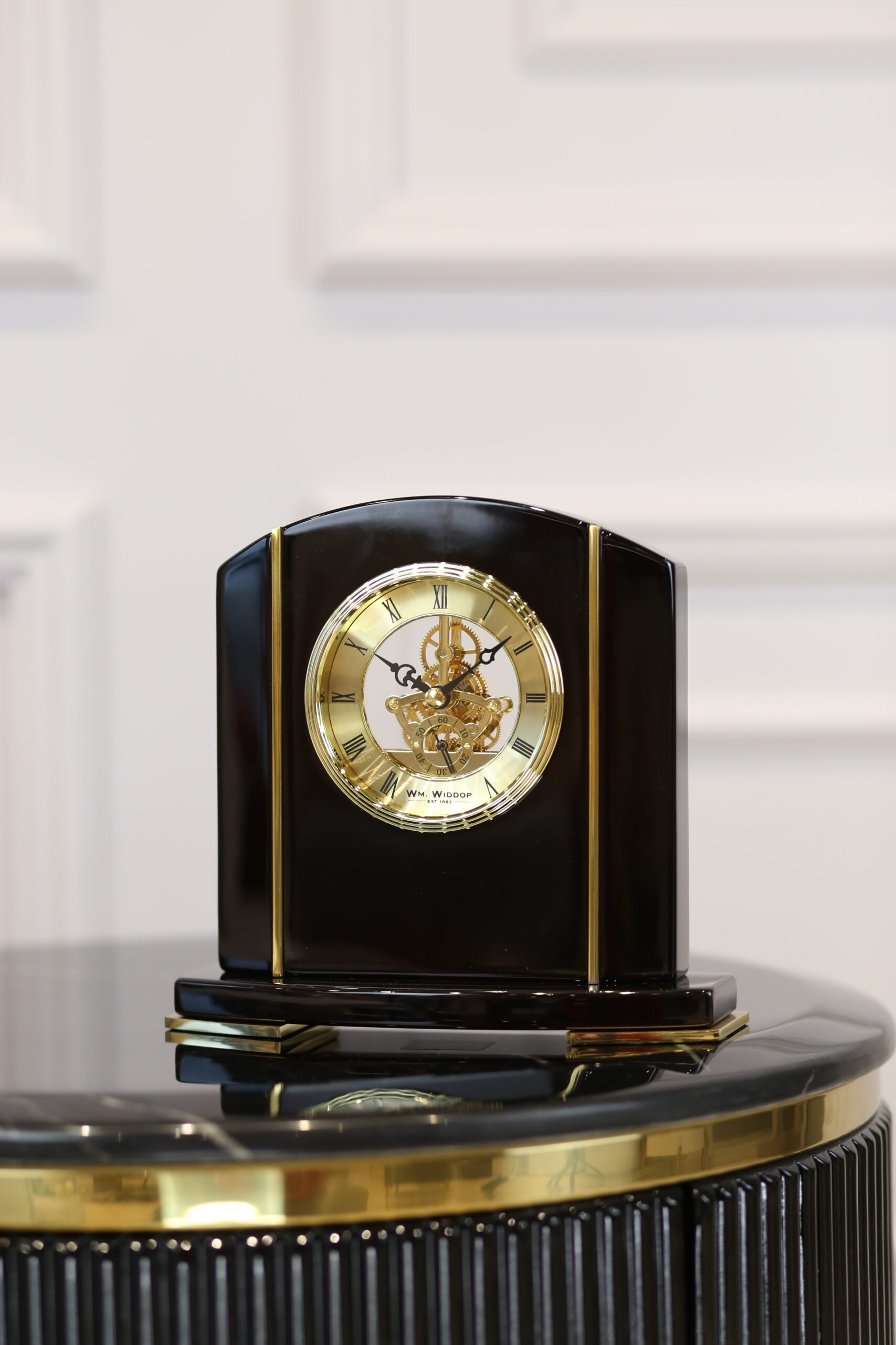 ZEGAR STOJĄCY z czarnego drewna fortepianowego, złote detale, widoczny mechanizm, nowoczesny ZEGAR STOJĄCY z czarnego drewna fortepianowego, złote detale, widoczny mechanizm, nowoczesny