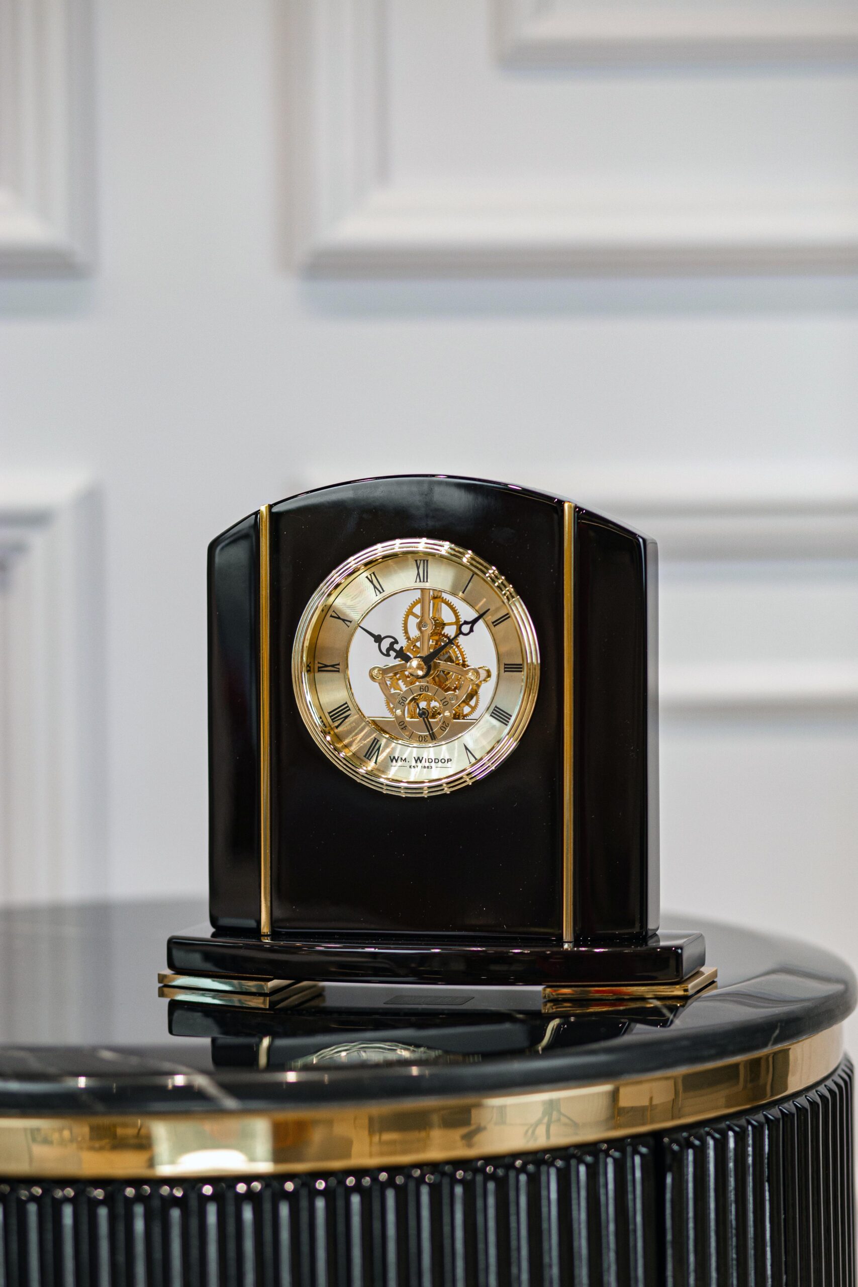 ZEGAR STOJĄCY z czarnego drewna fortepianowego, złote detale, widoczny mechanizm, nowoczesny ZEGAR STOJĄCY z czarnego drewna fortepianowego, złote detale, widoczny mechanizm, nowoczesny