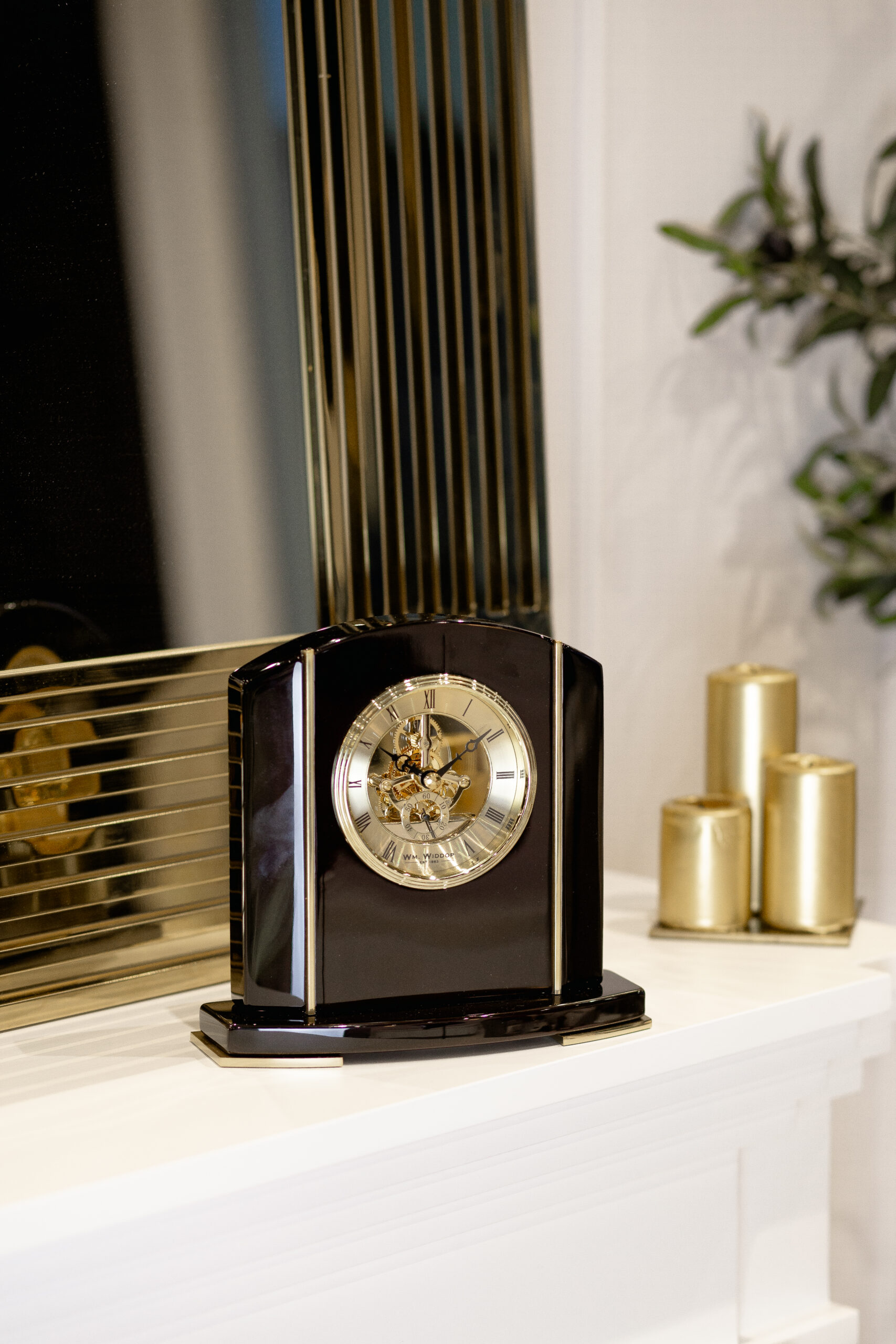 ZEGAR STOJĄCY z czarnego drewna fortepianowego, złote detale, widoczny mechanizm, nowoczesny ZEGAR STOJĄCY z czarnego drewna fortepianowego, złote detale, widoczny mechanizm, nowoczesny