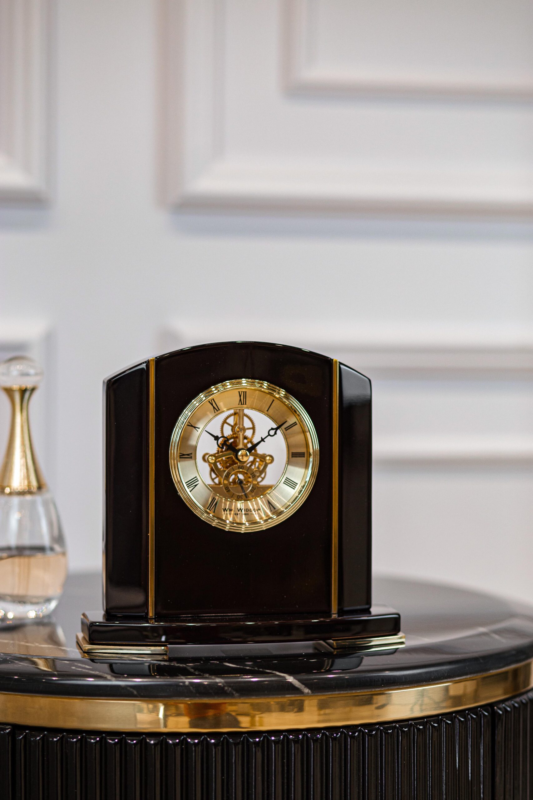 ZEGAR STOJĄCY z czarnego drewna fortepianowego, złote detale, widoczny mechanizm, nowoczesny, piękny ZEGAR STOJĄCY z czarnego drewna fortepianowego, złote detale, widoczny mechanizm, nowoczesny, piękny