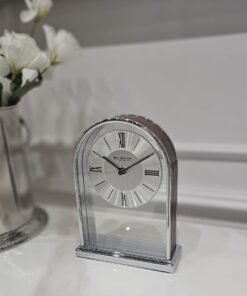 ZEGAR STOJĄCY ze srebrną, metalową ramą i tarczą, szklany panel, nowoczesny styl, piękny