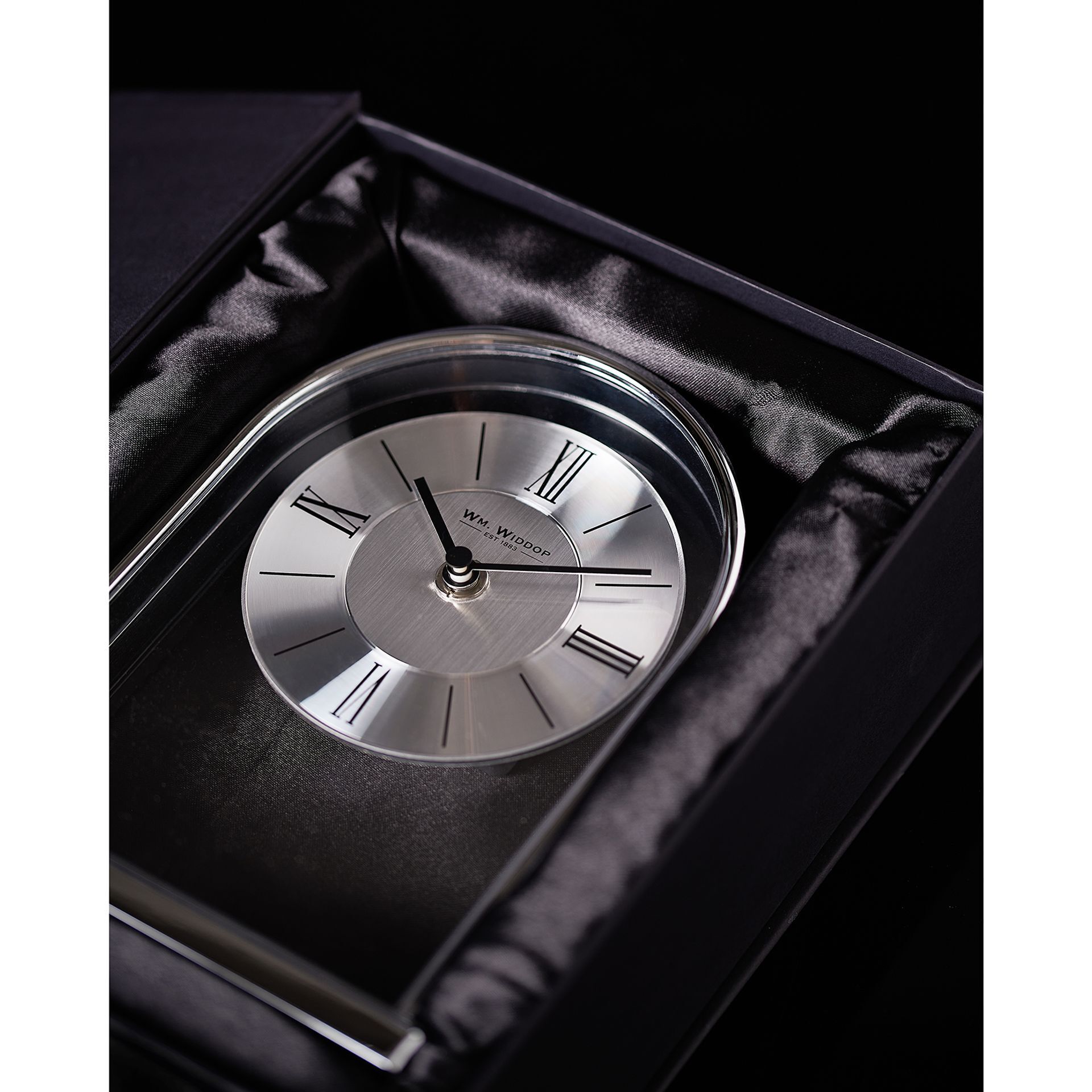 ZEGAR STOJĄCY ze srebrną, metalową ramą i tarczą, szklany panel, nowoczesny styl, premium ZEGAR STOJĄCY ze srebrną, metalową ramą i tarczą, szklany panel, nowoczesny styl, premium