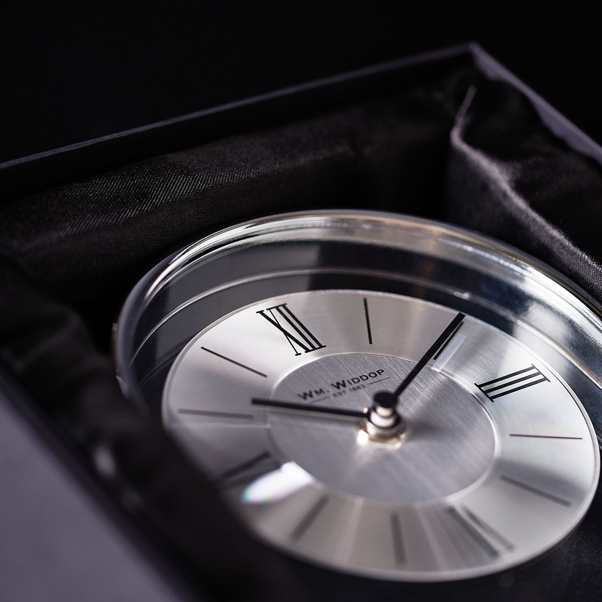 ZEGAR STOJĄCY ze srebrną, metalową ramą i tarczą, szklany panel, nowoczesny styl wyrafinowany ZEGAR STOJĄCY ze srebrną, metalową ramą i tarczą, szklany panel, nowoczesny styl wyrafinowany