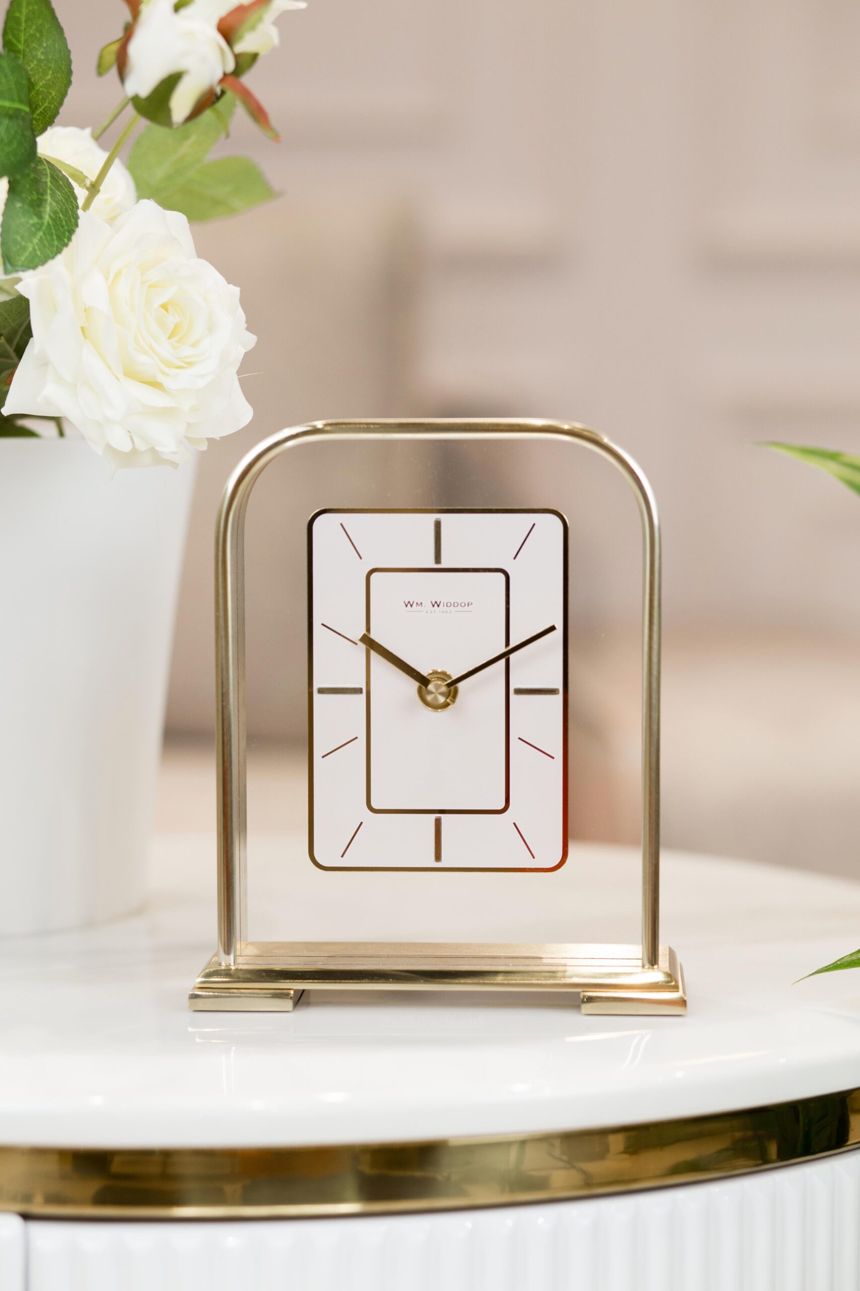 ZEGAR STOJĄCY złoty metalowy o zaokrąglonych rogach, nowoczesny styl ZEGAR STOJĄCY złoty metalowy o zaokrąglonych rogach, nowoczesny styl