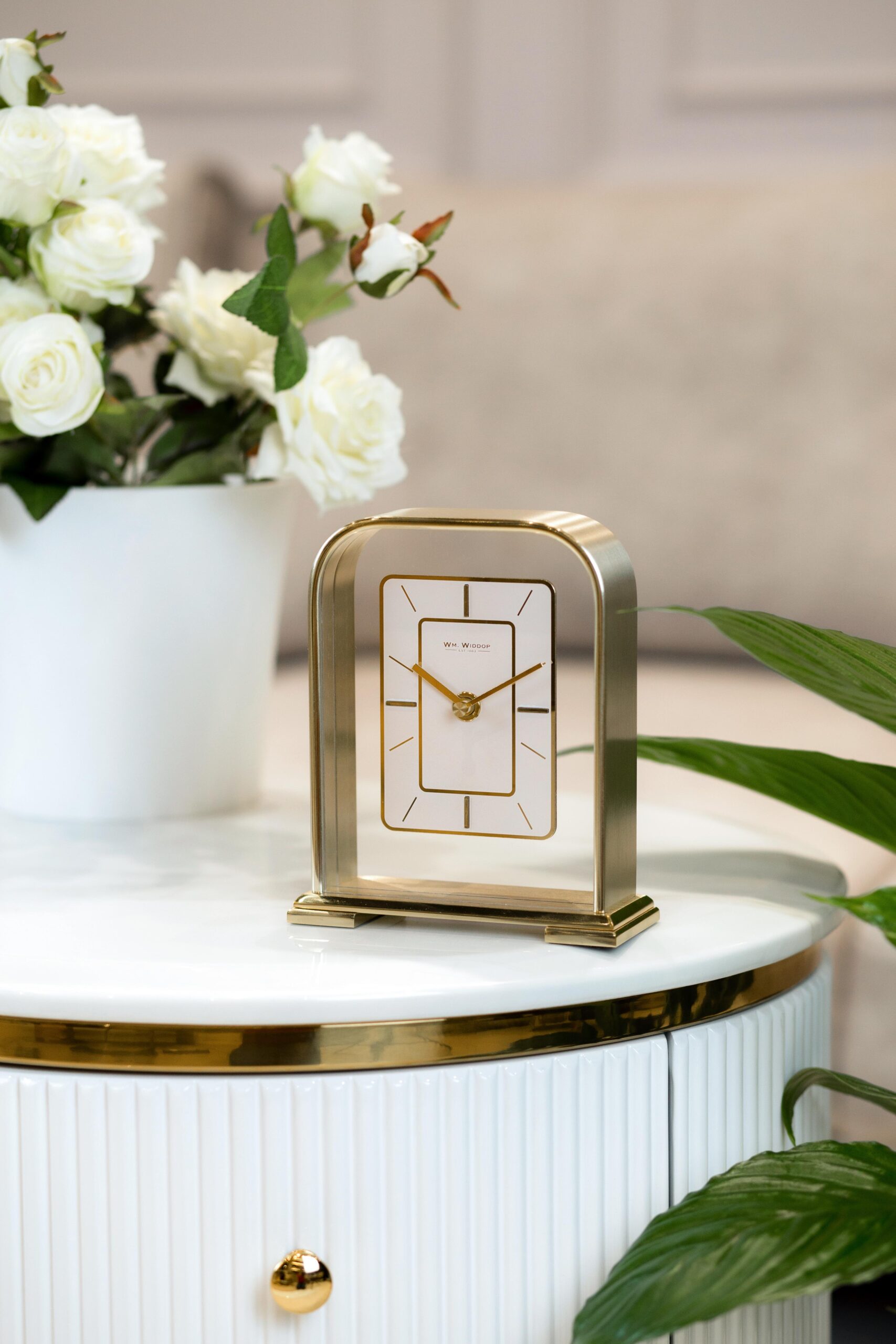 ZEGAR STOJĄCY złoty metalowy o zaokrąglonych rogach, nowoczesny styl, ekskluzywny ZEGAR STOJĄCY złoty metalowy o zaokrąglonych rogach, nowoczesny styl, ekskluzywny