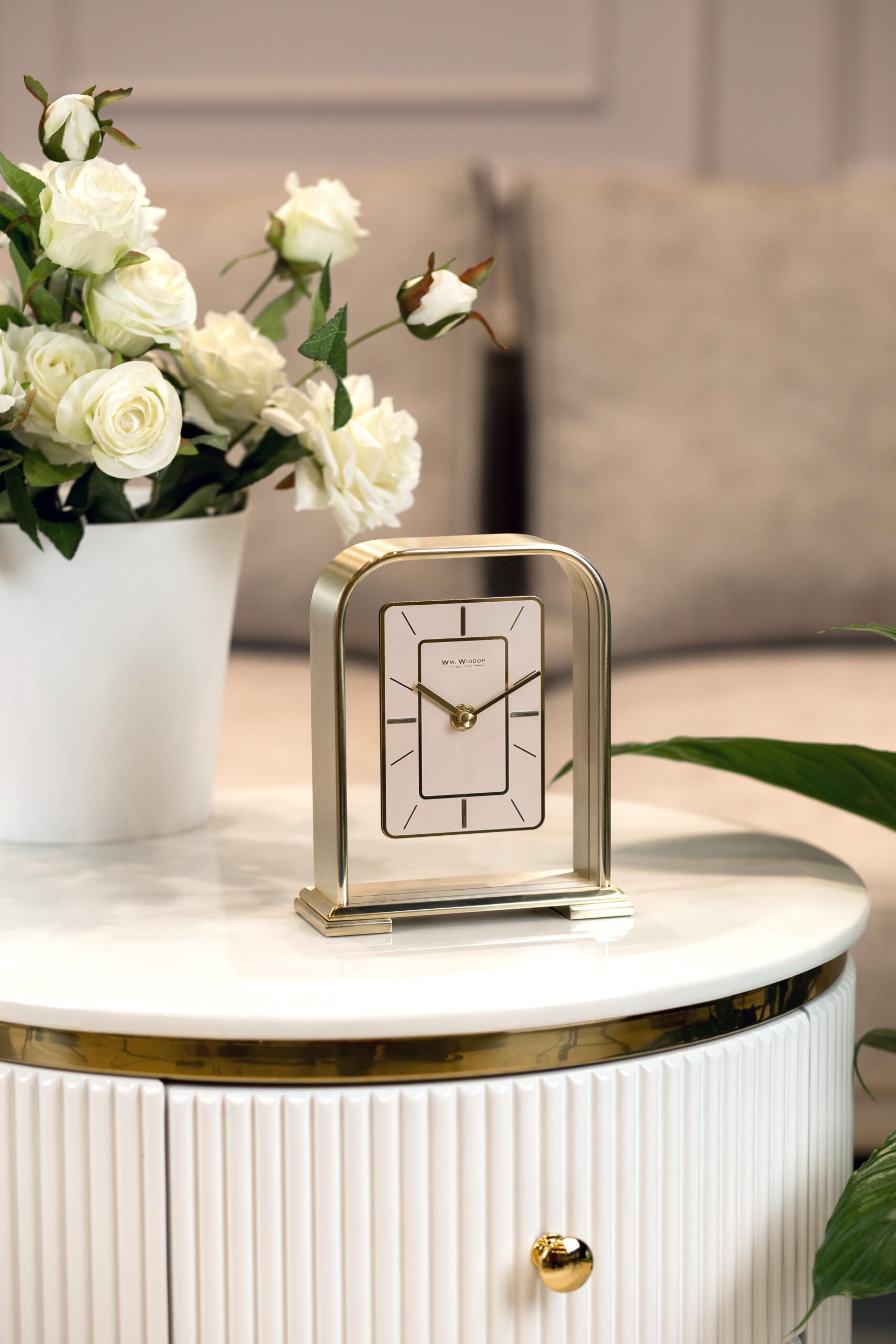 ZEGAR STOJĄCY złoty metalowy o zaokrąglonych rogach, nowoczesny styl, premium ZEGAR STOJĄCY złoty metalowy o zaokrąglonych rogach, nowoczesny styl, premium