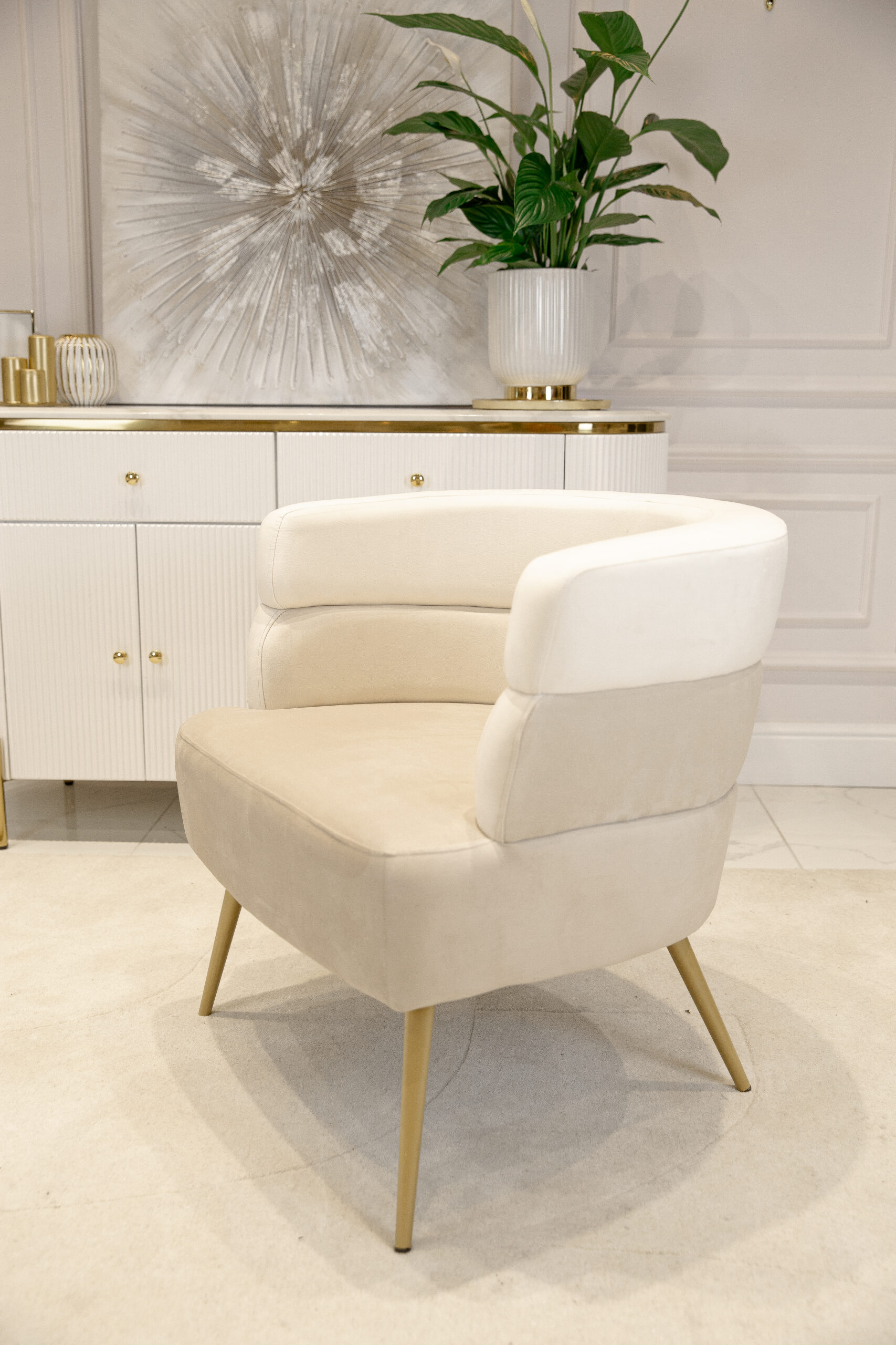 FOTEL Sandwich na złotych nogach, beżowa tapicerka, zaoblone kształty, designerski styl, piękny