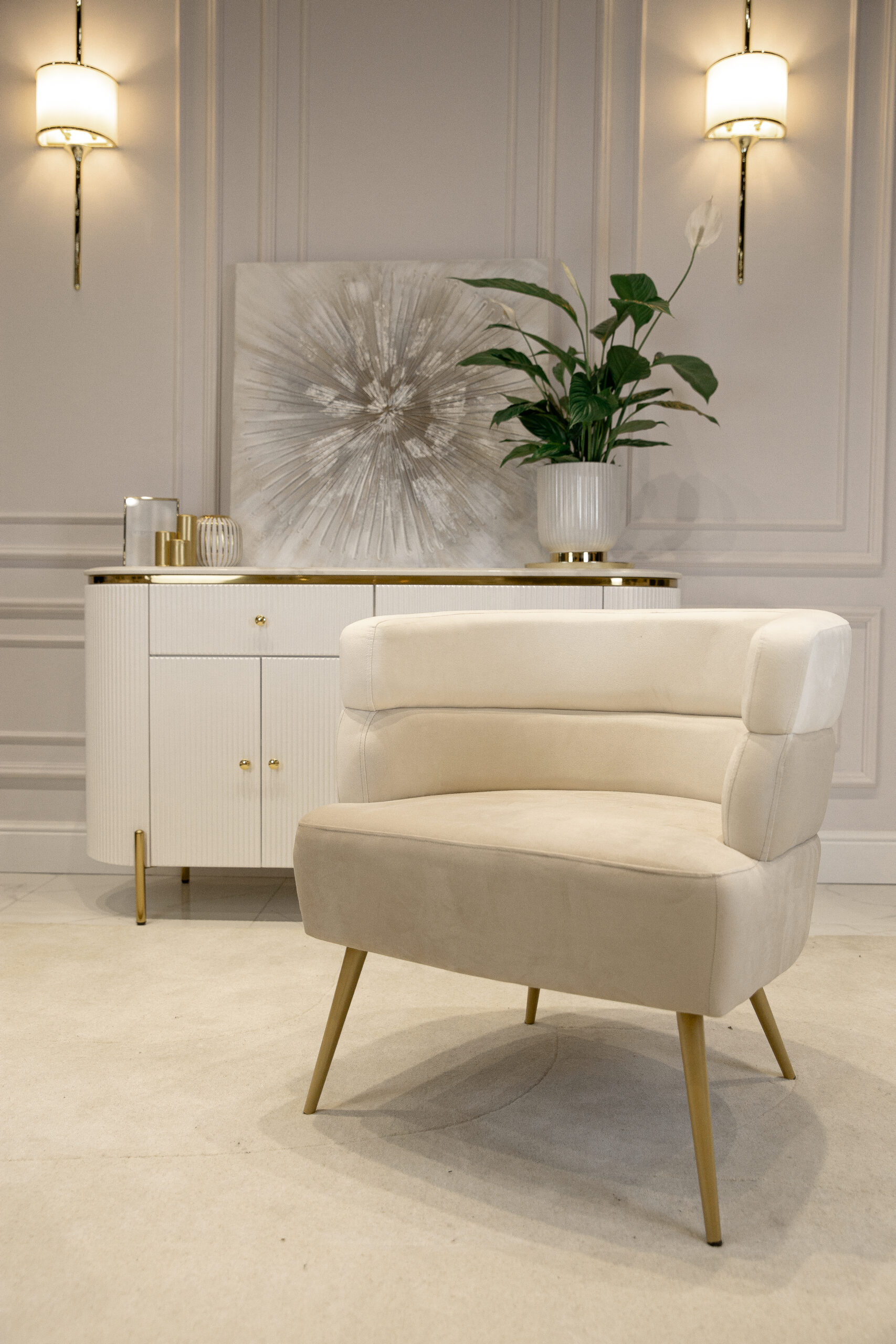 FOTEL Sandwich na złotych nogach, beżowa tapicerka, zaoblone kształty, designerski styl