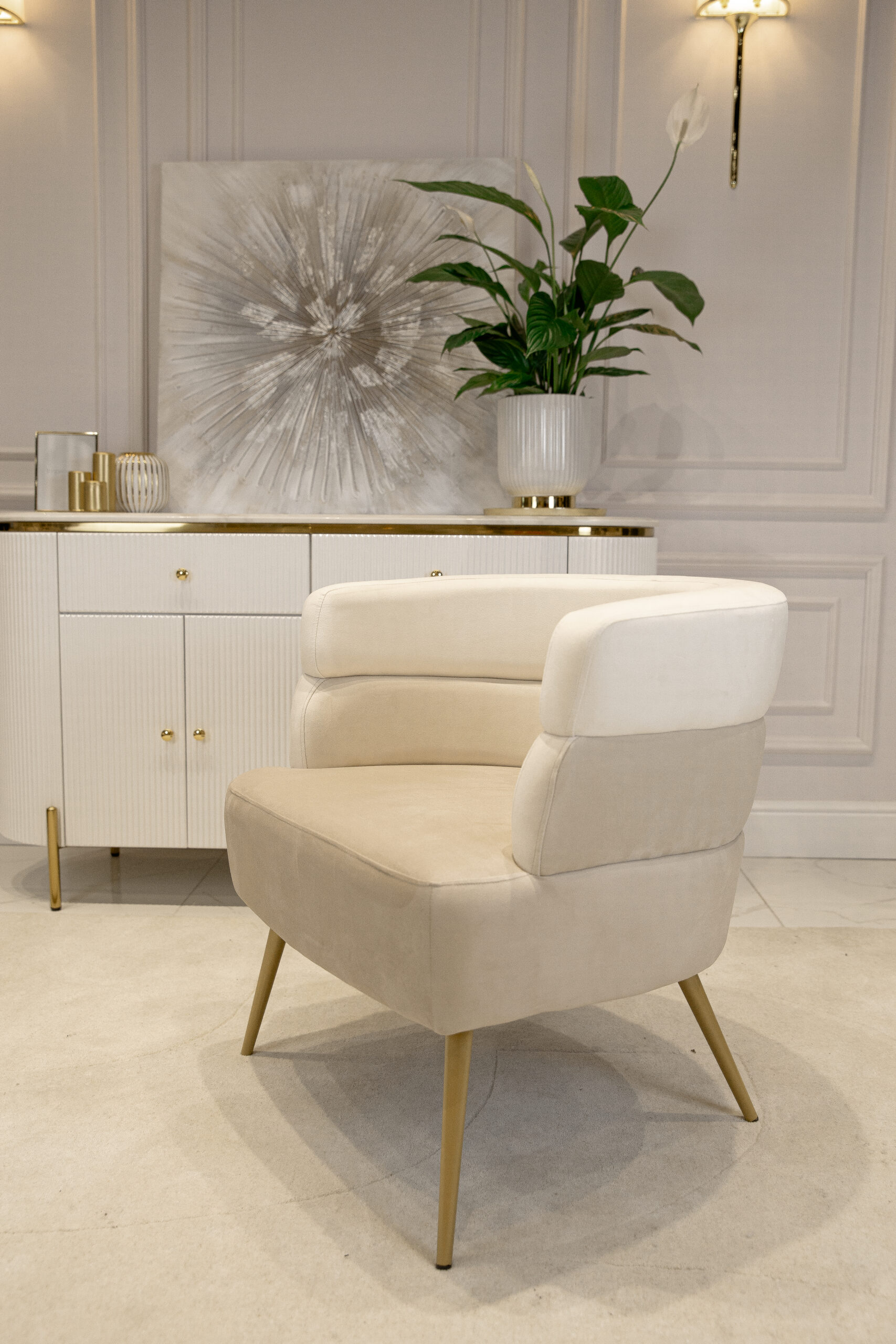 FOTEL Sandwich na złotych nogach, beżowa tapicerka, zaoblone kształty, designerski styl, wyjątkowy