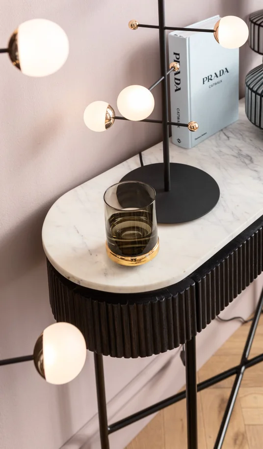 KONSOLA Glenn na metalowych nogach z drewnianym, ryflowanym korpusem i białym marmurowym blatem, nowoczesna-10 KONSOLA Glenn na metalowych nogach z drewnianym, ryflowanym korpusem i białym marmurowym blatem, nowoczesna-10