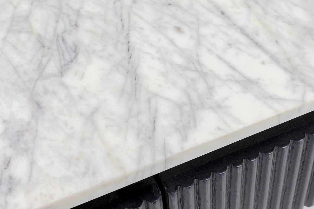 KONSOLA Glenn na metalowych nogach z drewnianym, ryflowanym korpusem i białym marmurowym blatem, nowoczesna-2 KONSOLA Glenn na metalowych nogach z drewnianym, ryflowanym korpusem i białym marmurowym blatem, nowoczesna-2