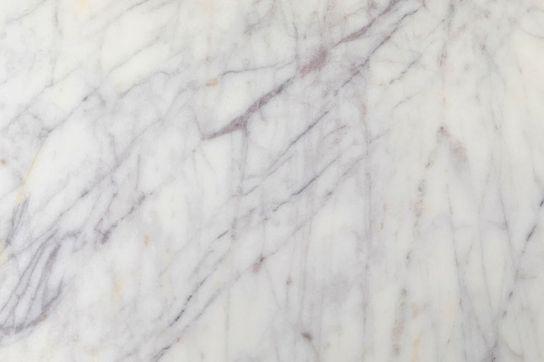 KONSOLA Glenn na metalowych nogach z drewnianym, ryflowanym korpusem i białym marmurowym blatem, nowoczesna-4 KONSOLA Glenn na metalowych nogach z drewnianym, ryflowanym korpusem i białym marmurowym blatem, nowoczesna-4