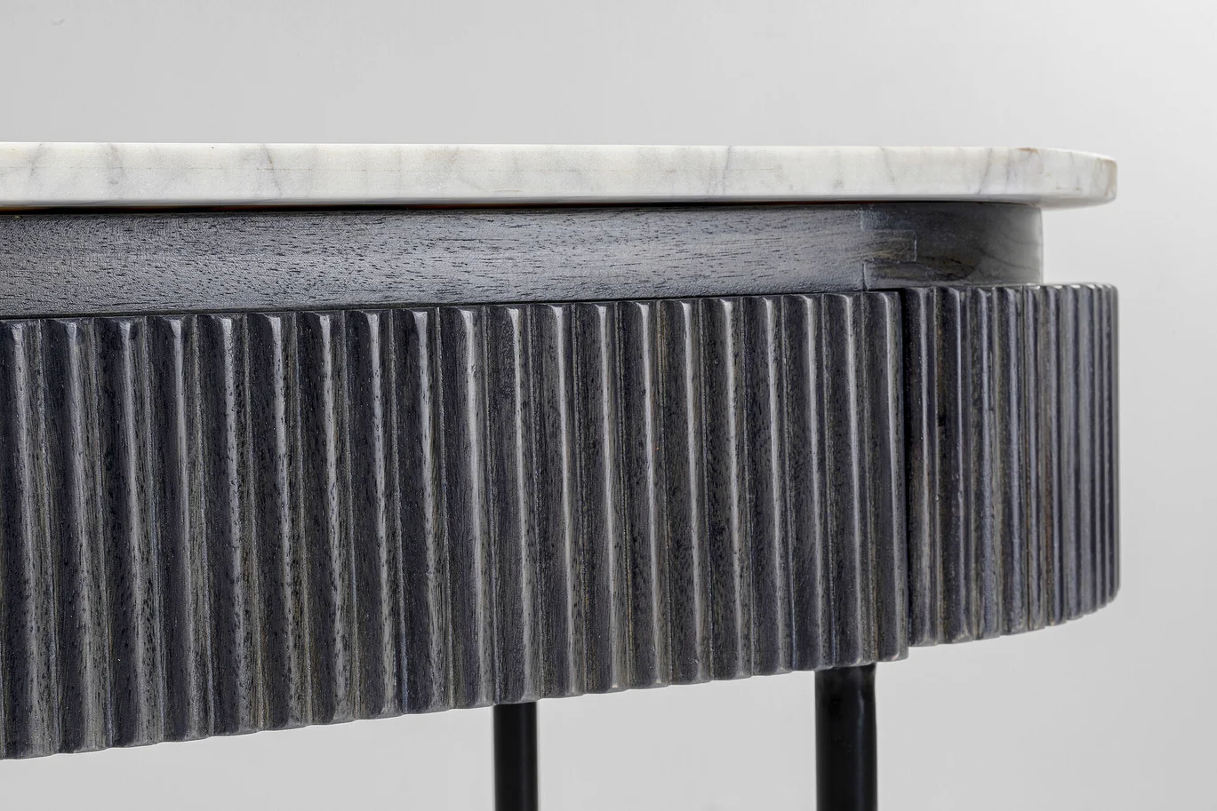 KONSOLA Glenn na metalowych nogach z drewnianym, ryflowanym korpusem i białym marmurowym blatem, nowoczesna-5 KONSOLA Glenn na metalowych nogach z drewnianym, ryflowanym korpusem i białym marmurowym blatem, nowoczesna-5