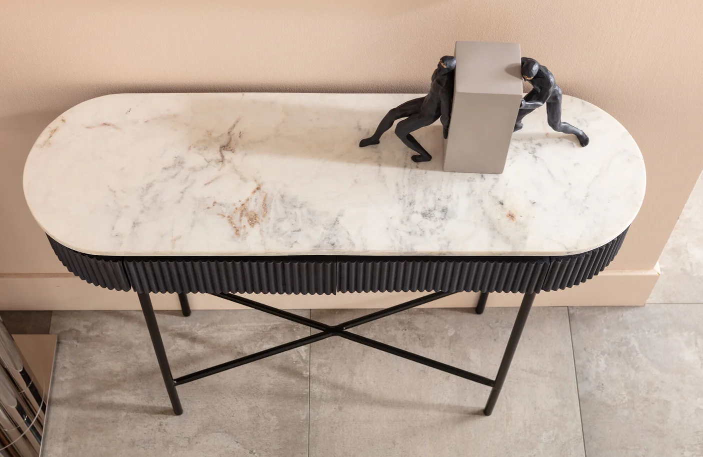 KONSOLA Glenn na metalowych nogach z drewnianym, ryflowanym korpusem i białym marmurowym blatem, nowoczesna-8 KONSOLA Glenn na metalowych nogach z drewnianym, ryflowanym korpusem i białym marmurowym blatem, nowoczesna-8