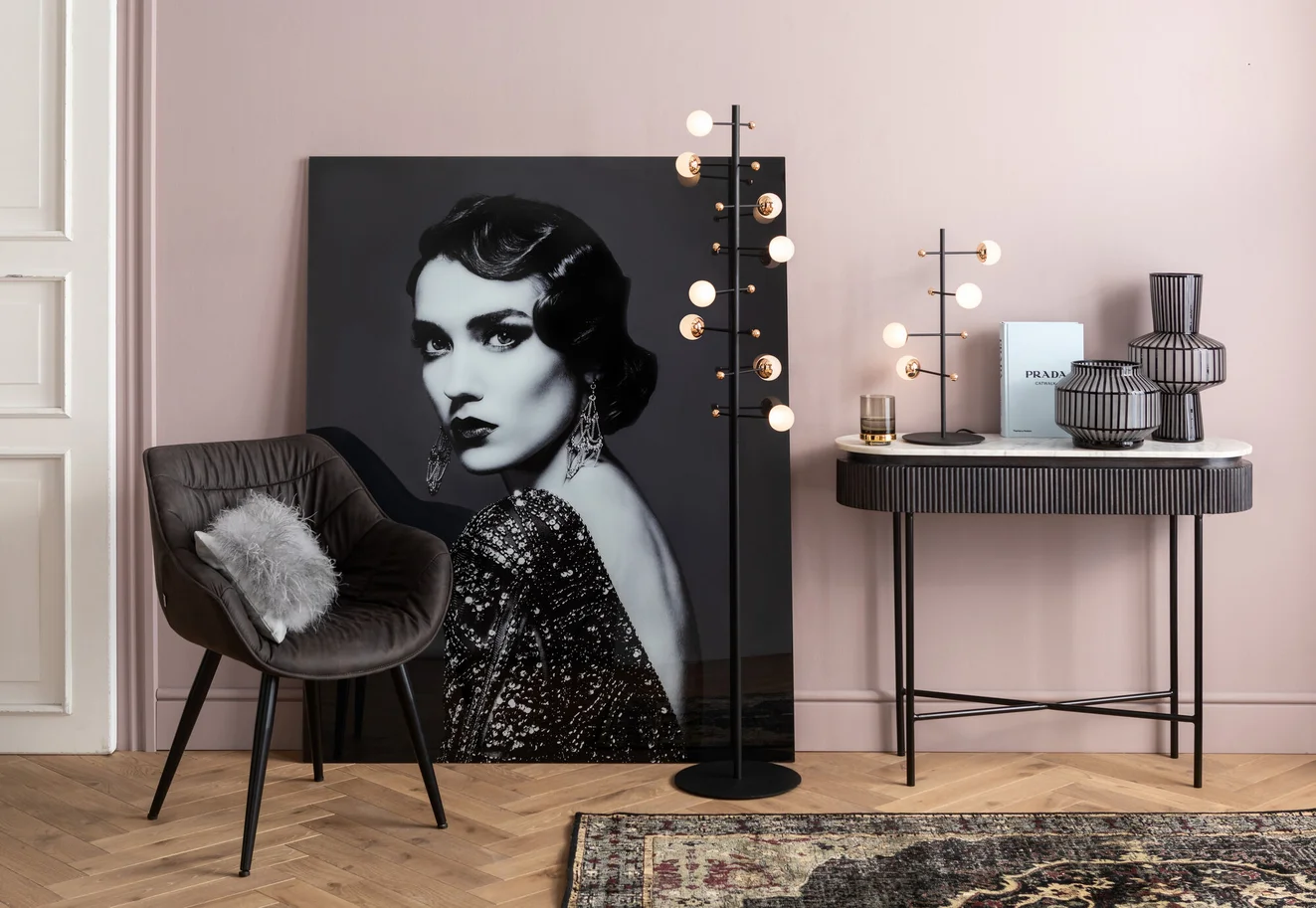 KONSOLA Glenn na metalowych nogach z drewnianym, ryflowanym korpusem i białym marmurowym blatem, nowoczesna-9 KONSOLA Glenn na metalowych nogach z drewnianym, ryflowanym korpusem i białym marmurowym blatem, nowoczesna-9