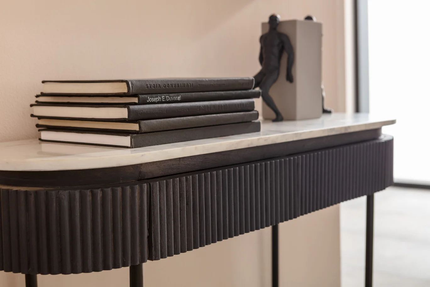 KONSOLA Glenn na metalowych nogach z drewnianym, ryflowanym korpusem i białym marmurowym blatem, nowoczesna, elegancka KONSOLA Glenn na metalowych nogach z drewnianym, ryflowanym korpusem i białym marmurowym blatem, nowoczesna, elegancka