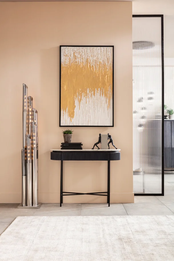 KONSOLA Glenn na metalowych nogach z drewnianym, ryflowanym korpusem i białym marmurowym blatem, nowoczesna na korytarz KONSOLA Glenn na metalowych nogach z drewnianym, ryflowanym korpusem i białym marmurowym blatem, nowoczesna na korytarz