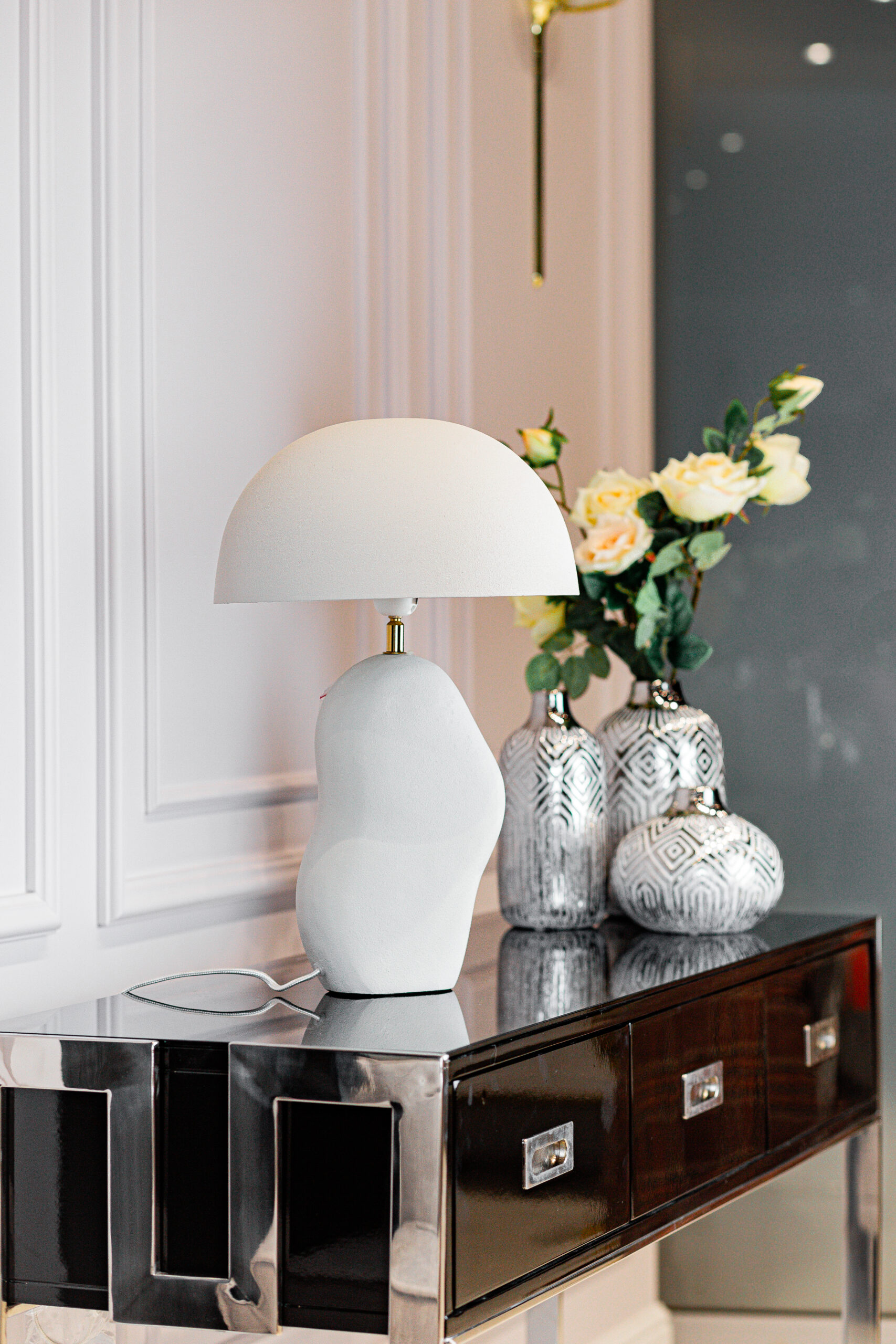 LAMPA STOŁOWA stalowa w białym kolorze o nieregularnym kształcie, designerski styl-1