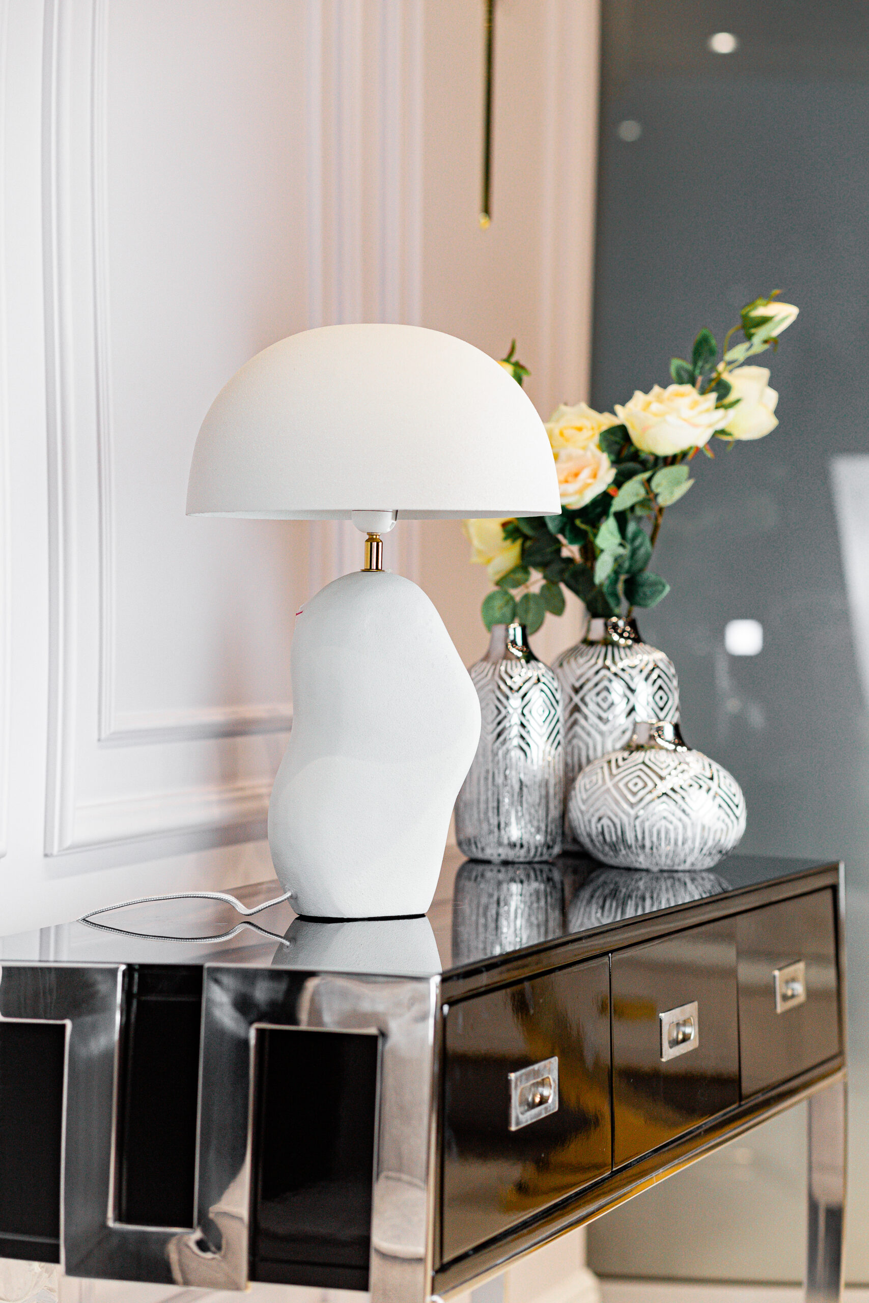 LAMPA STOŁOWA stalowa w białym kolorze o nieregularnym kształcie, designerski styl-2