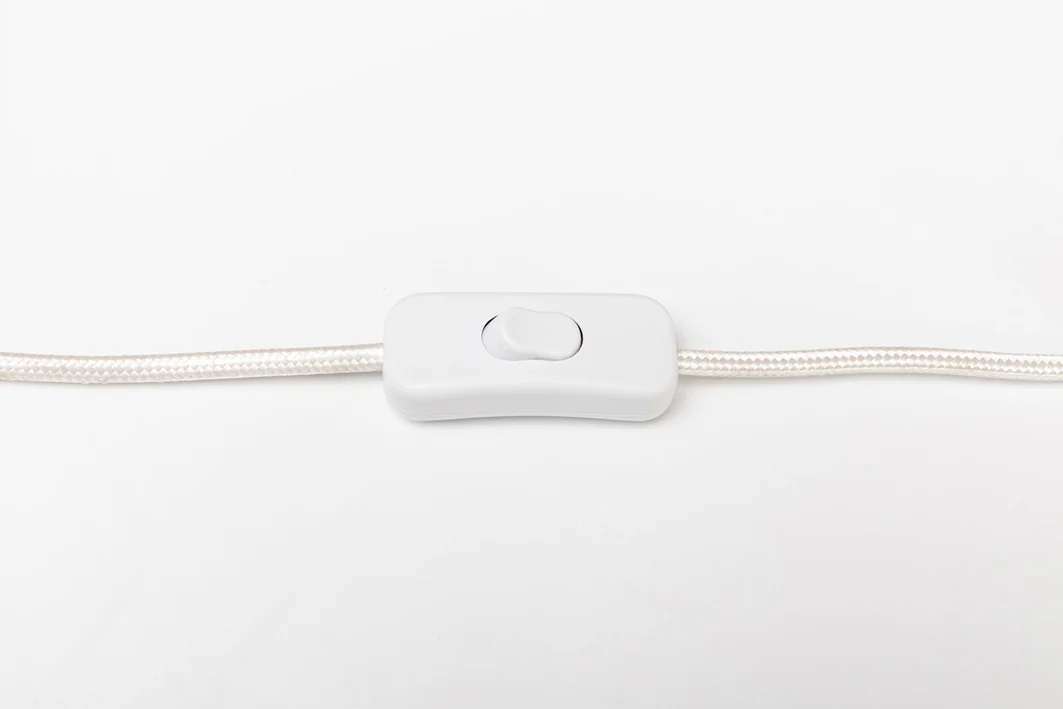 LAMPA STOŁOWA stalowa w białym kolorze o nieregularnym kształcie, designerski styl, włącznik