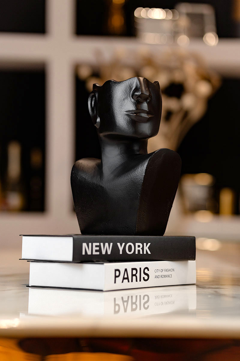 WAZON aluminiowy, czarny, lakierowane wykończenie, motyw twarzy, nowoczesny styl, ekskluzywny