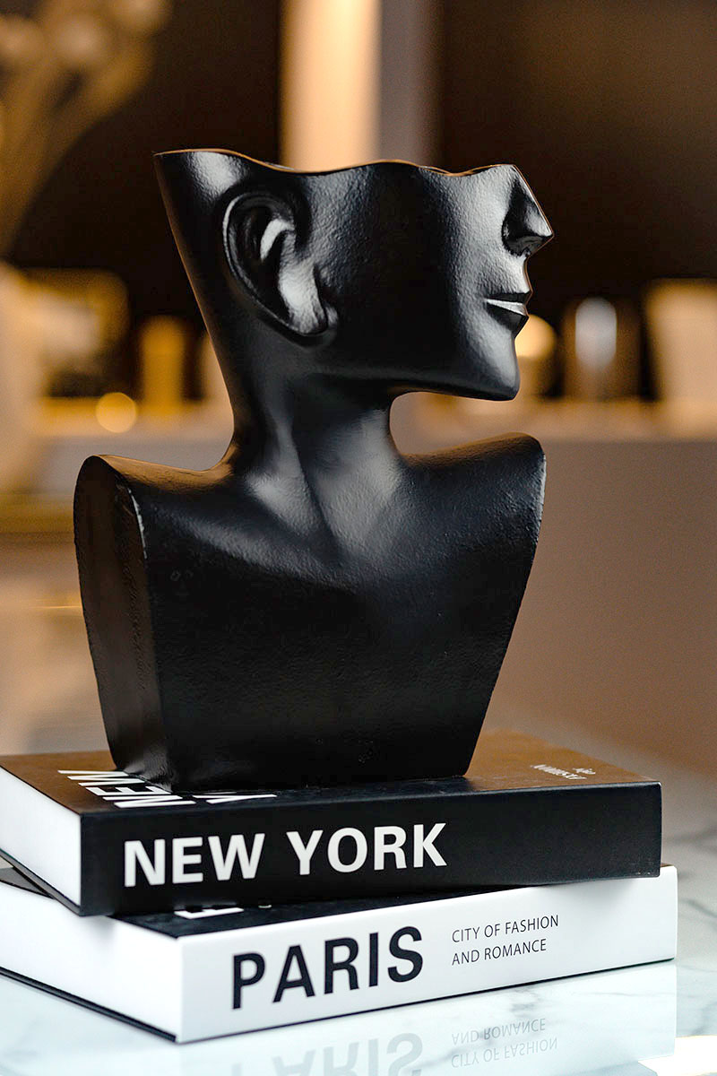 WAZON aluminiowy, czarny, lakierowane wykończenie, motyw twarzy, nowoczesny styl