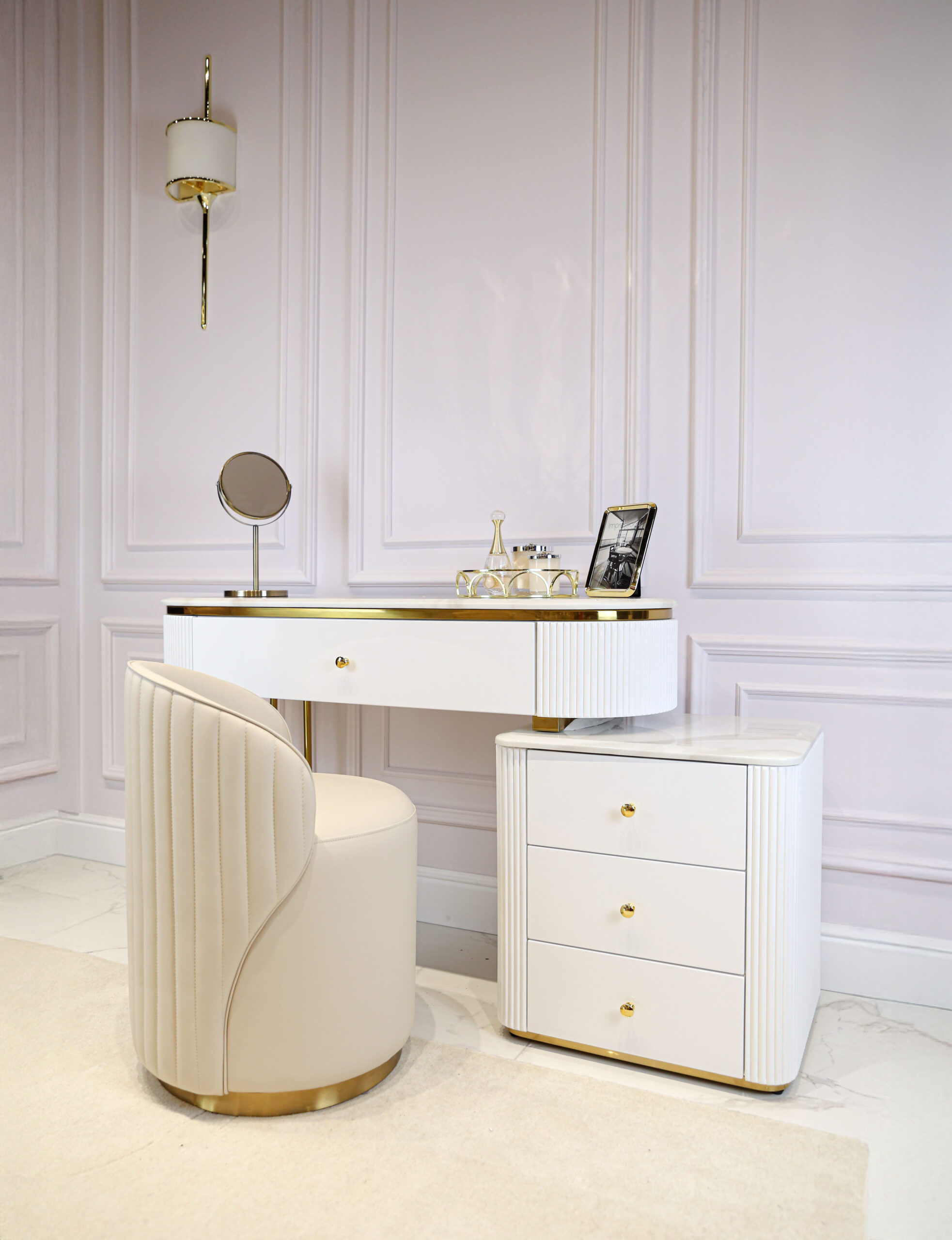 EKSKLUZYWNA TOALETKA Anne z fotelem, biała, ryflowane detale, blat z konglomeratu marmurowego, nowoczesny styl EKSKLUZYWNA TOALETKA Anne z fotelem, biała, ryflowane detale, blat z konglomeratu marmurowego, nowoczesny styl