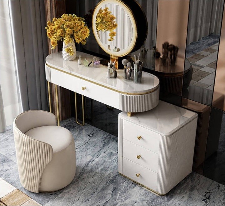 EKSKLUZYWNA TOALETKA Anne z fotelem, biała, ryflowane detale, blat ze spieku kamiennego, nowoczesny styl EKSKLUZYWNA TOALETKA Anne z fotelem, biała, ryflowane detale, blat ze spieku kamiennego, nowoczesny styl