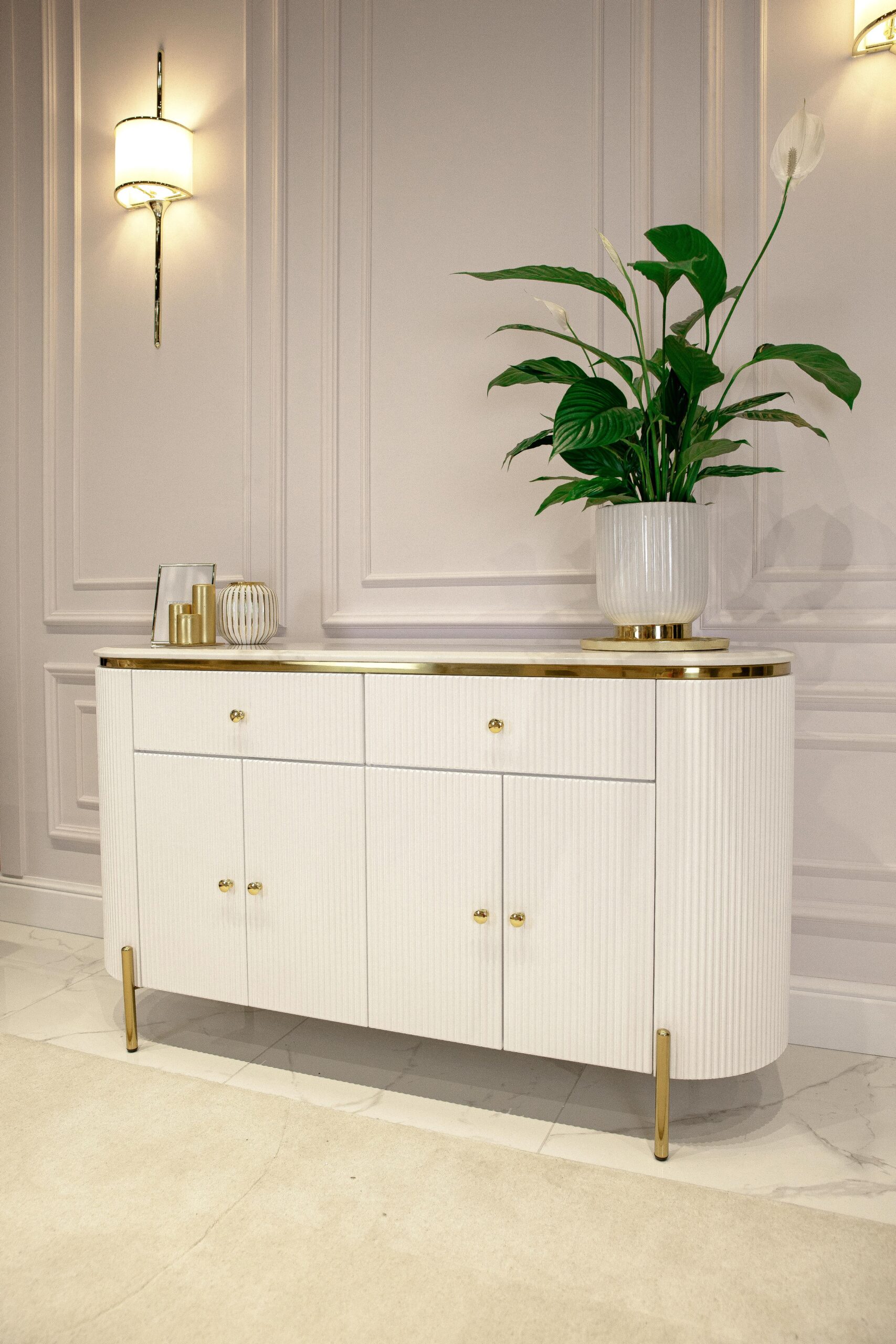 KOMODA Anne biała, ryflowana na złotych metalowych nóżkach, blat ze spieku kamiennego, nowoczesny glamour, ekskluzywna KOMODA Anne biała, ryflowana na złotych metalowych nóżkach, blat ze spieku kamiennego, nowoczesny glamour, ekskluzywna