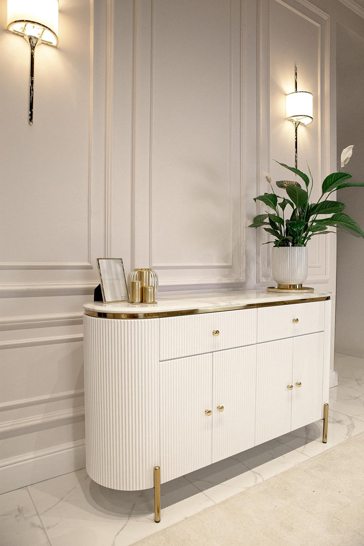 KOMODA Anne biała, ryflowana na złotych metalowych nóżkach, blat ze spieku kamiennego, nowoczesny glamour, piękna KOMODA Anne biała, ryflowana na złotych metalowych nóżkach, blat ze spieku kamiennego, nowoczesny glamour, piękna