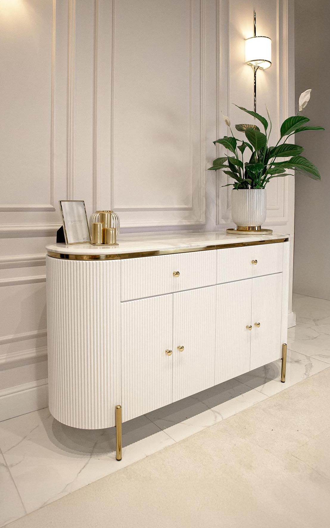 KOMODA Anne biała, ryflowana na złotych metalowych nóżkach, blat ze spieku kamiennego, nowoczesny glamour wyjątkowa KOMODA Anne biała, ryflowana na złotych metalowych nóżkach, blat ze spieku kamiennego, nowoczesny glamour wyjątkowa