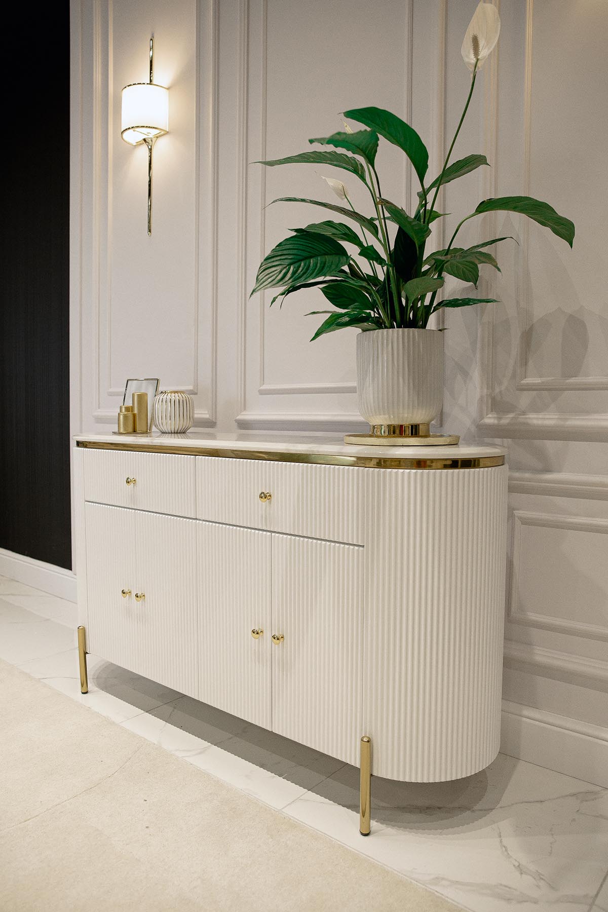 KOMODA Anne biała, ryflowana na złotych metalowych nóżkach, blat ze spieku kamiennego, nowoczesny glamour KOMODA Anne biała, ryflowana na złotych metalowych nóżkach, blat ze spieku kamiennego, nowoczesny glamour