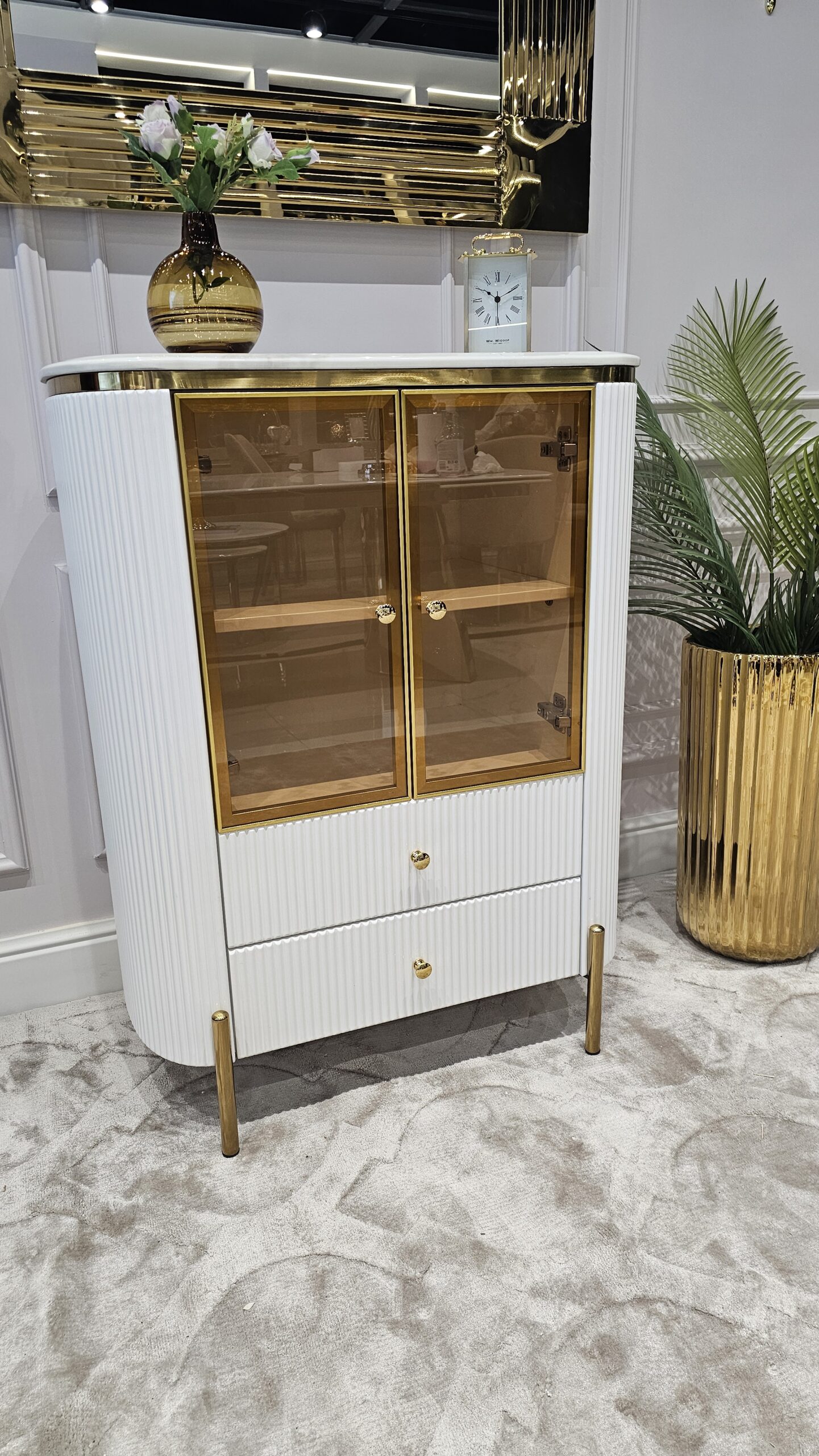 KOMODA Anne, witryna, szklane drzwi, 2-drzwiowa, biały, ryflowany korpus, złote detale, elegancka bursztynowa szyba KOMODA Anne, witryna, szklane drzwi, 2-drzwiowa, biały, ryflowany korpus, złote detale, elegancka bursztynowa szyba