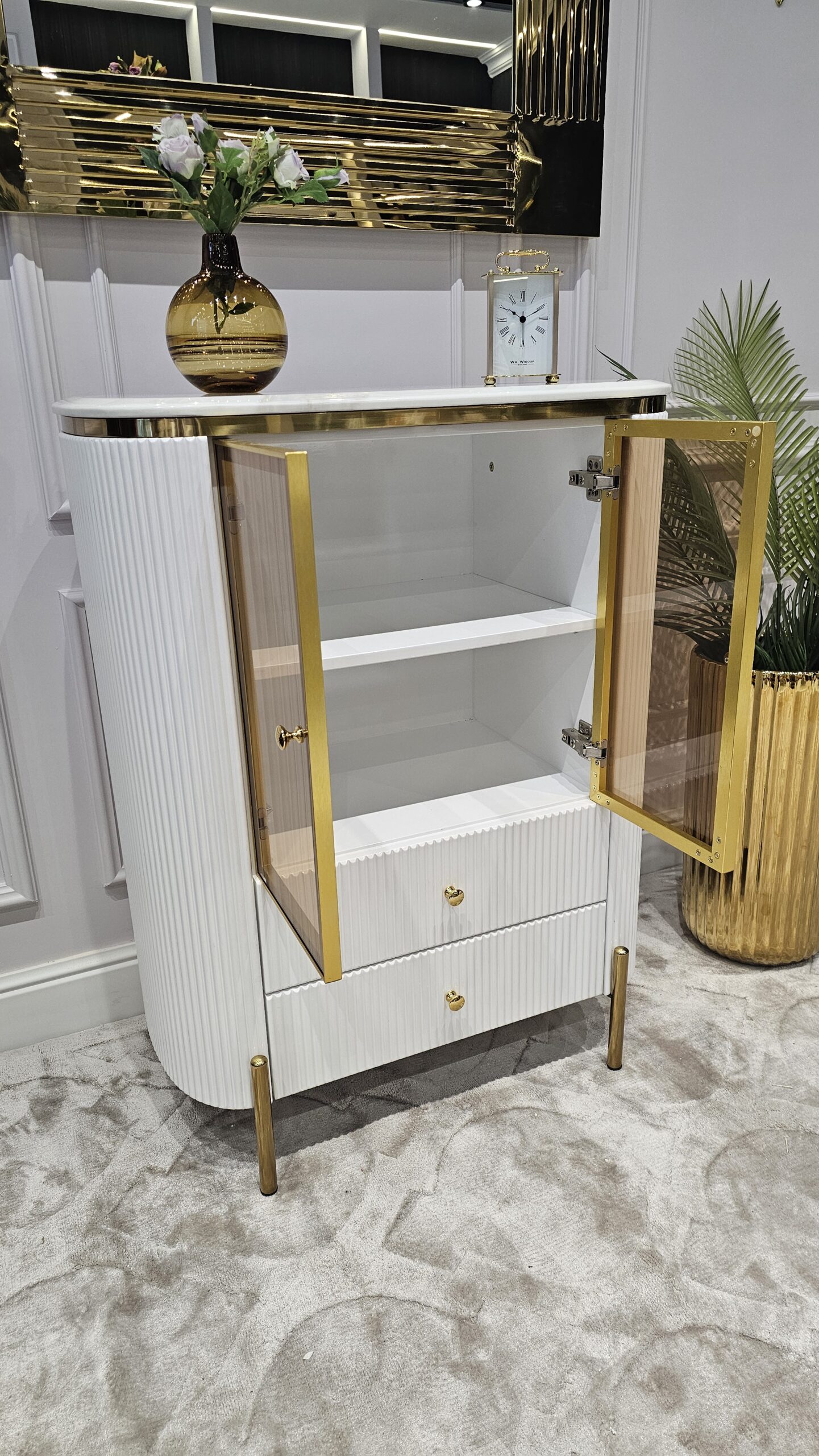 KOMODA Anne, witryna, szklane drzwi, 2-drzwiowa, biały, ryflowany korpus, złote detale, elegancka bursztynowa szyba, piękna KOMODA Anne, witryna, szklane drzwi, 2-drzwiowa, biały, ryflowany korpus, złote detale, elegancka bursztynowa szyba, piękna