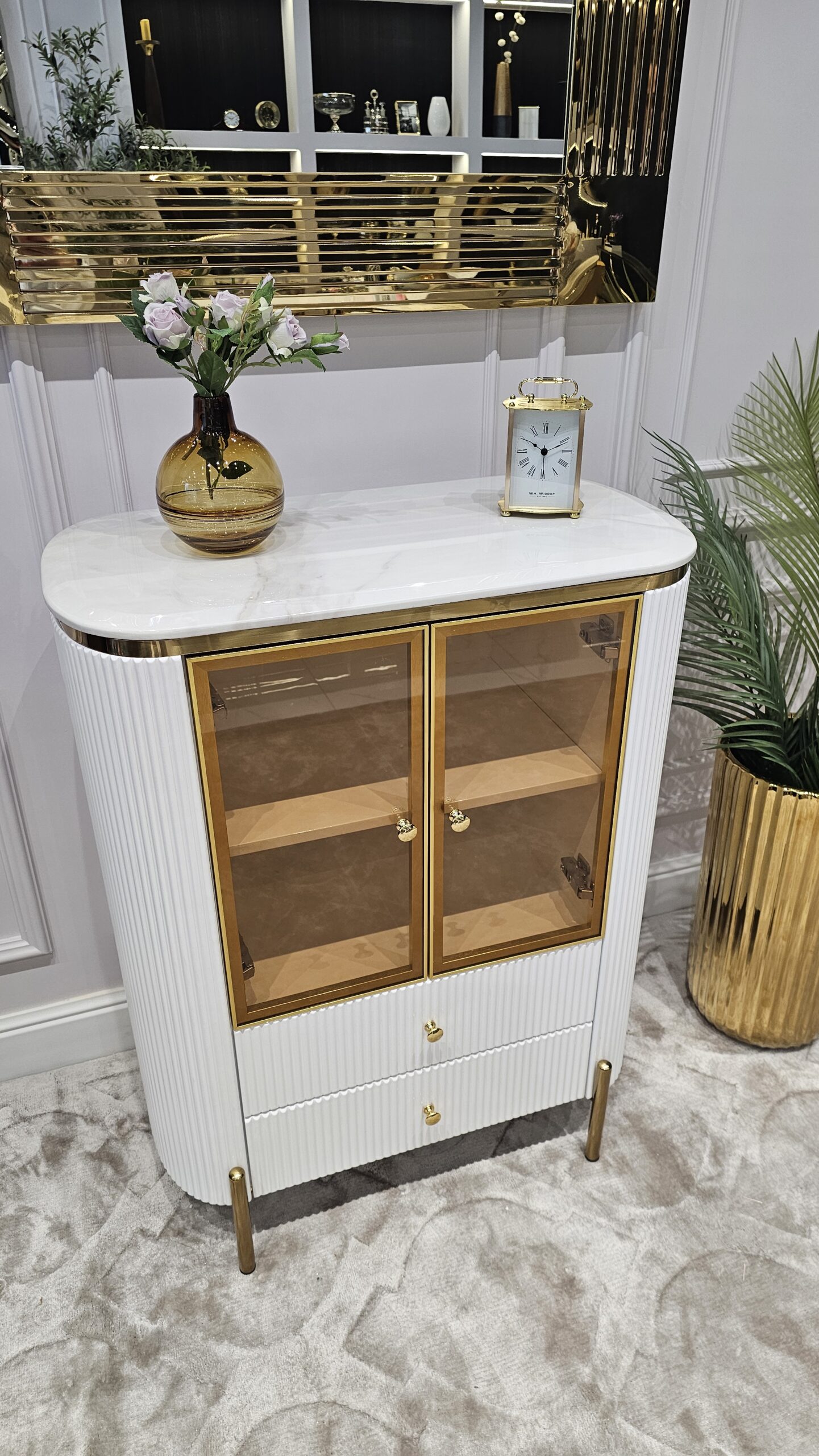 KOMODA Anne, witryna, szklane drzwi, 2-drzwiowa, biały, ryflowany korpus, złote detale, elegancka bursztynowa szyba, piękna KOMODA Anne, witryna, szklane drzwi, 2-drzwiowa, biały, ryflowany korpus, złote detale, elegancka bursztynowa szyba, piękna