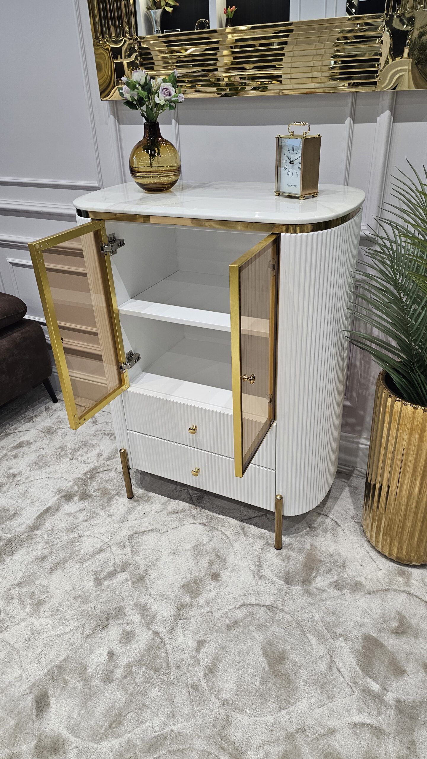 KOMODA Anne, witryna, szklane drzwi, 2-drzwiowa, biały, ryflowany korpus, złote detale, elegancka bursztynowa szyba, wyjątkowa KOMODA Anne, witryna, szklane drzwi, 2-drzwiowa, biały, ryflowany korpus, złote detale, elegancka bursztynowa szyba, wyjątkowa