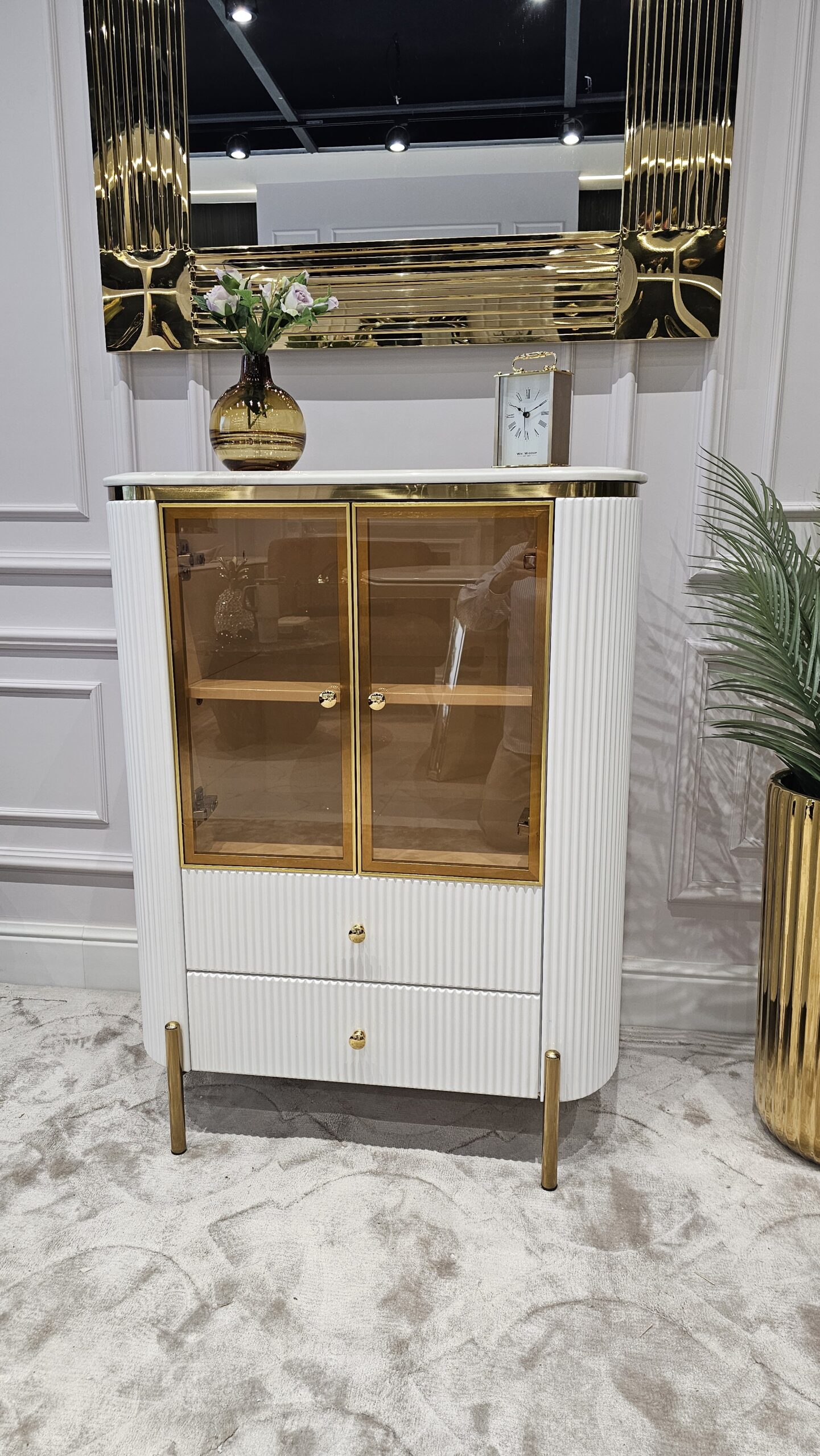 KOMODA Anne, witryna, szklane drzwi, 2-drzwiowa, biały, ryflowany korpus, złote detale, elegancka bursztynowa szyba, wyjątkowa KOMODA Anne, witryna, szklane drzwi, 2-drzwiowa, biały, ryflowany korpus, złote detale, elegancka bursztynowa szyba, wyjątkowa