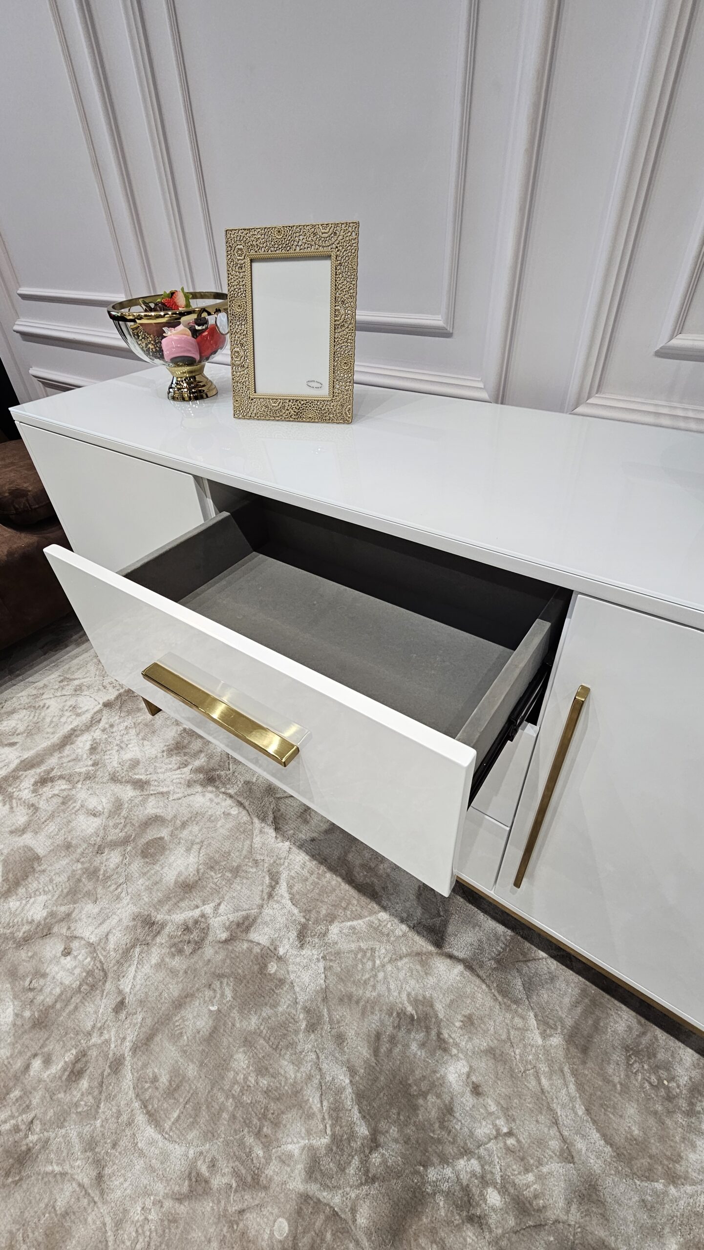 KOMODA biała ze złotymi metalowymi detalami, 2-drzwiowa z 3 szufladami, nowoczesny styl, ekskluzywna