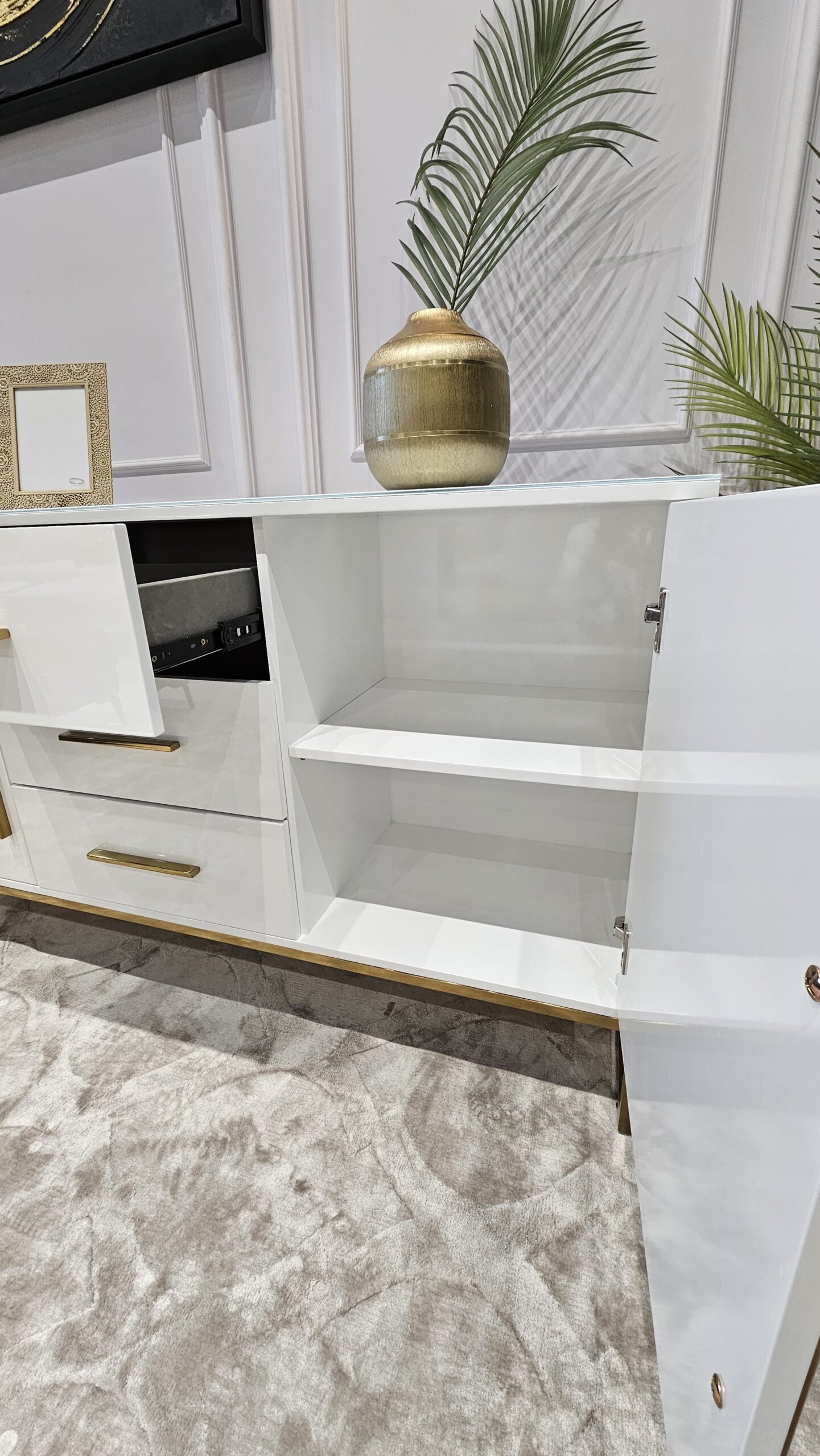 KOMODA biała ze złotymi metalowymi detalami, 2-drzwiowa z 3 szufladami, nowoczesny styl, najwyższa jakość