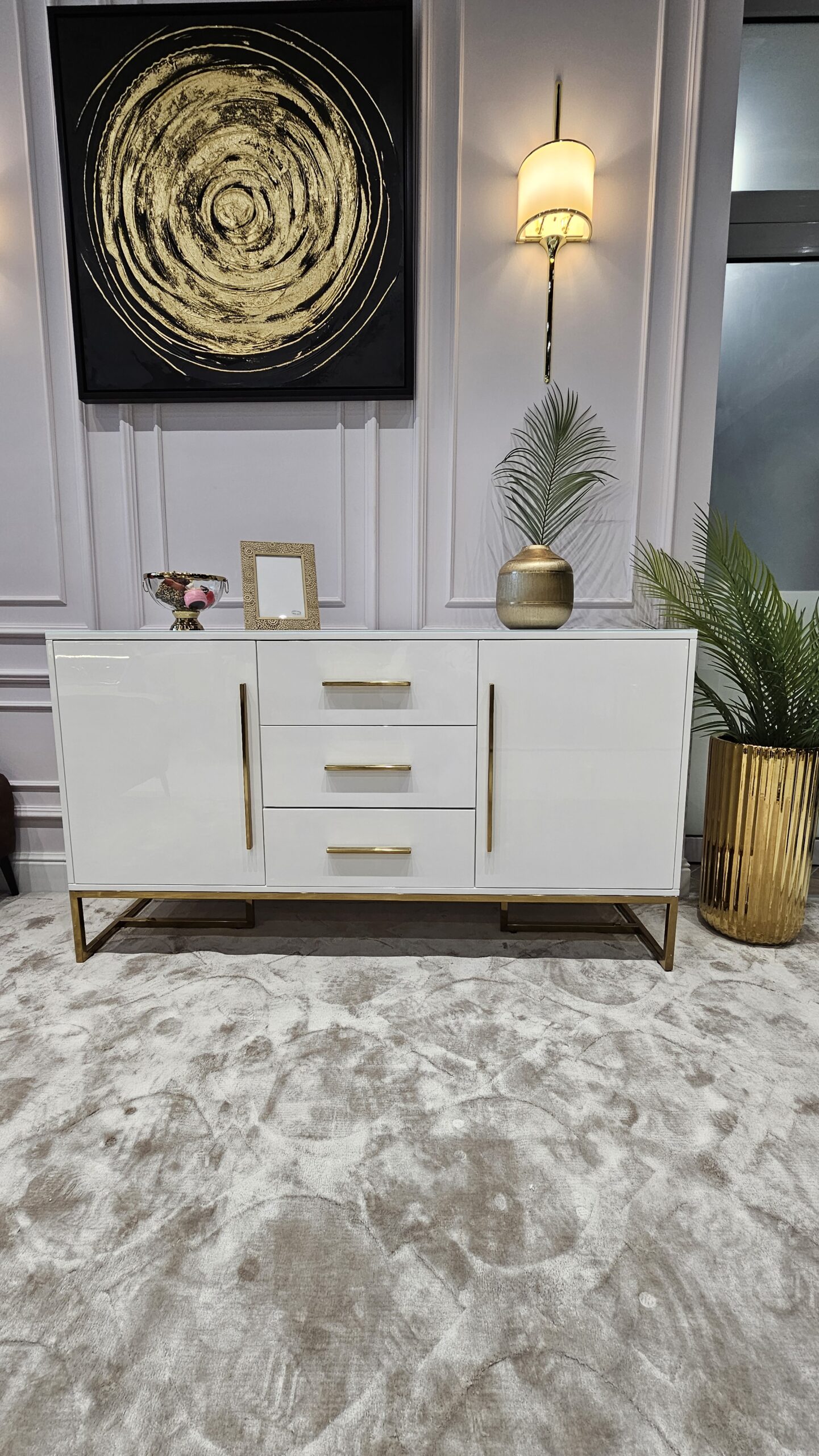 KOMODA biała ze złotymi metalowymi detalami, 2-drzwiowa z 3 szufladami, nowoczesny styl, piękna