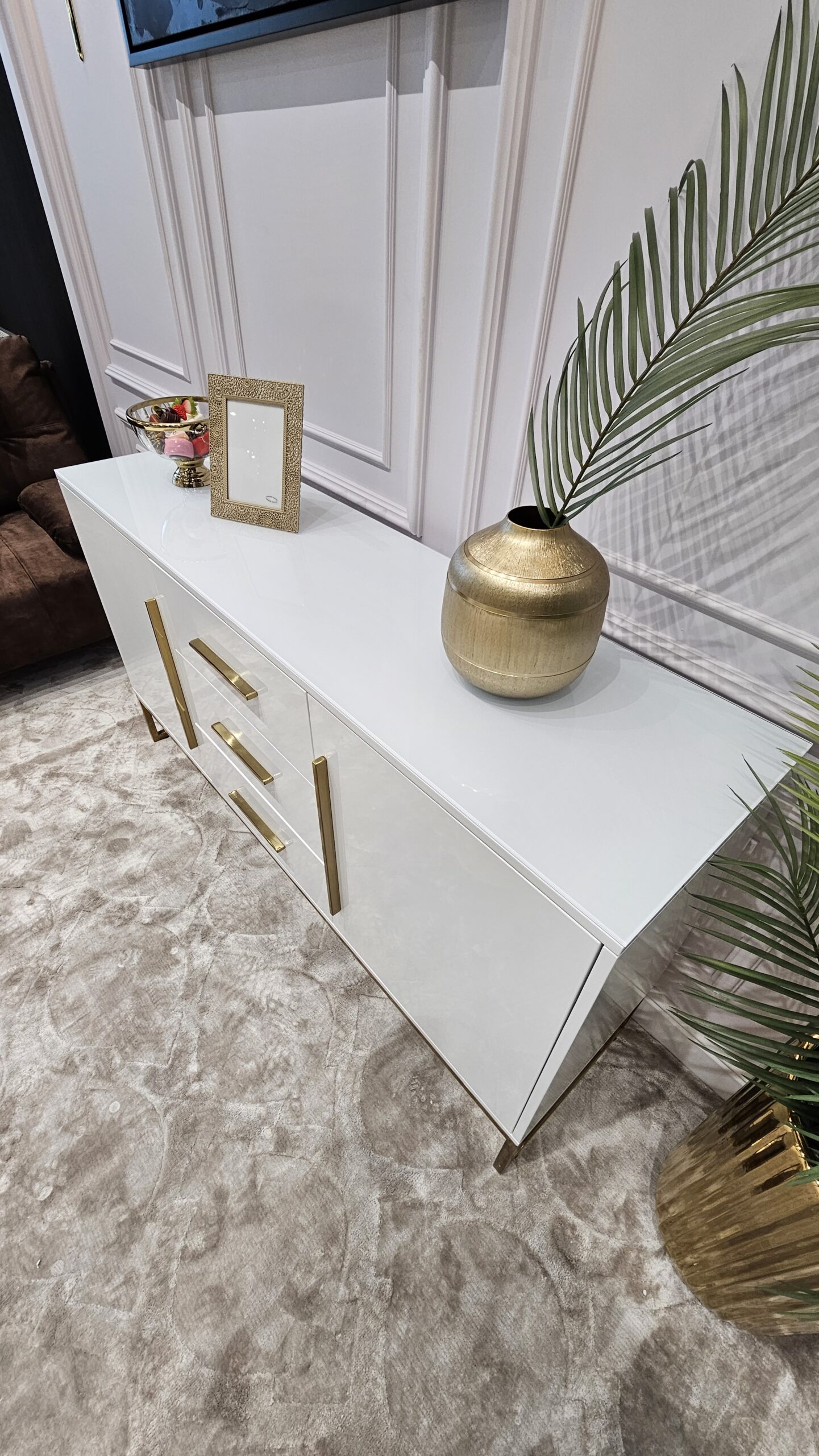 KOMODA biała ze złotymi metalowymi detalami, 2-drzwiowa z 3 szufladami, nowoczesny styl, premium