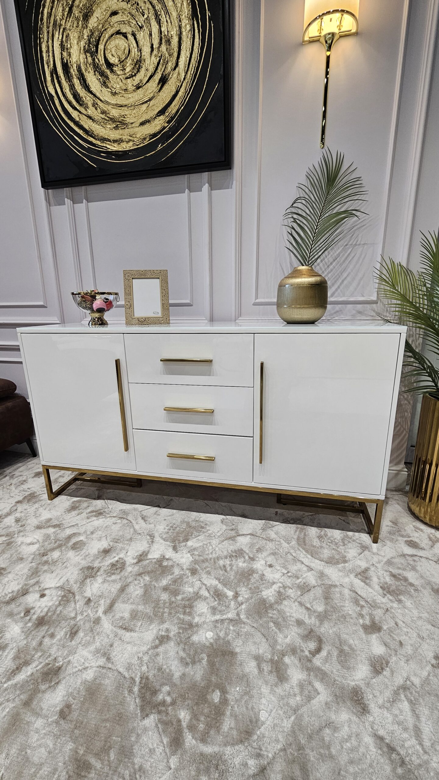 KOMODA biała ze złotymi metalowymi detalami, 2-drzwiowa z 3 szufladami, nowoczesny styl