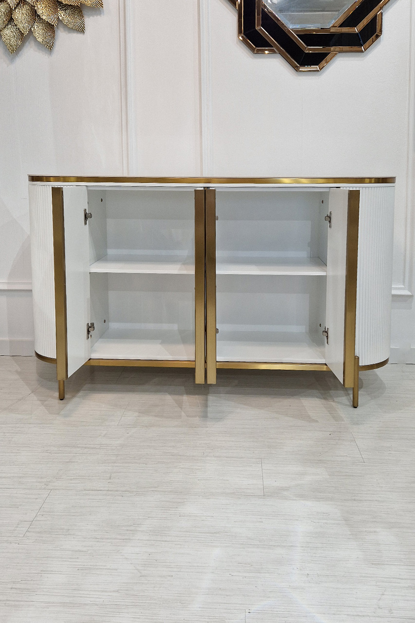 KOMODA biała ze złotymi metalowymi dodatkami, zaokrąglone kształty, ryflowane fronty, nowoczesny styl, ekskluzywna KOMODA biała ze złotymi metalowymi dodatkami, zaokrąglone kształty, ryflowane fronty, nowoczesny styl, ekskluzywna