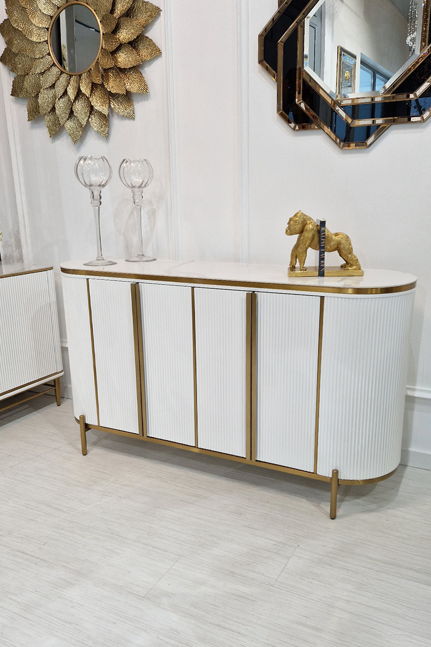 KOMODA biała ze złotymi metalowymi dodatkami, zaokrąglone kształty, ryflowane fronty, nowoczesny styl, piękna KOMODA biała ze złotymi metalowymi dodatkami, zaokrąglone kształty, ryflowane fronty, nowoczesny styl, piękna