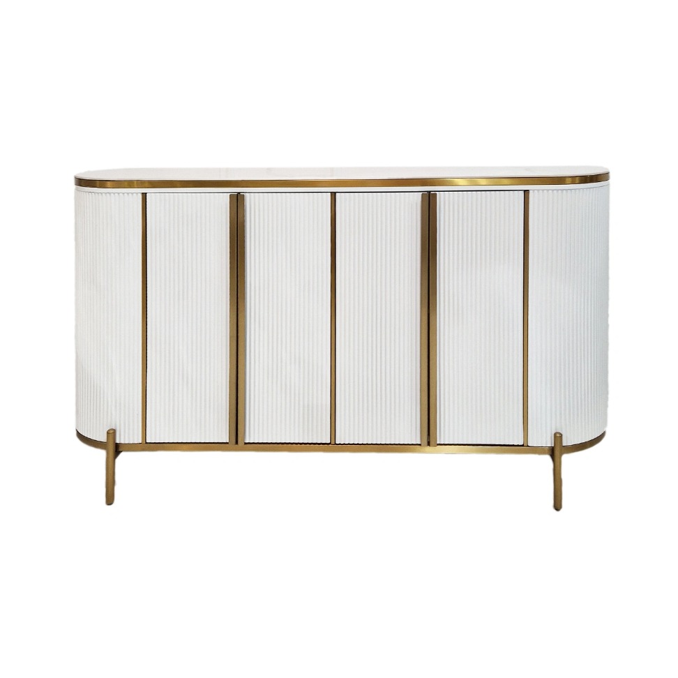 KOMODA biała ze złotymi metalowymi dodatkami, zaokrąglone kształty, ryflowane fronty, nowoczesny styl KOMODA biała ze złotymi metalowymi dodatkami, zaokrąglone kształty, ryflowane fronty, nowoczesny styl